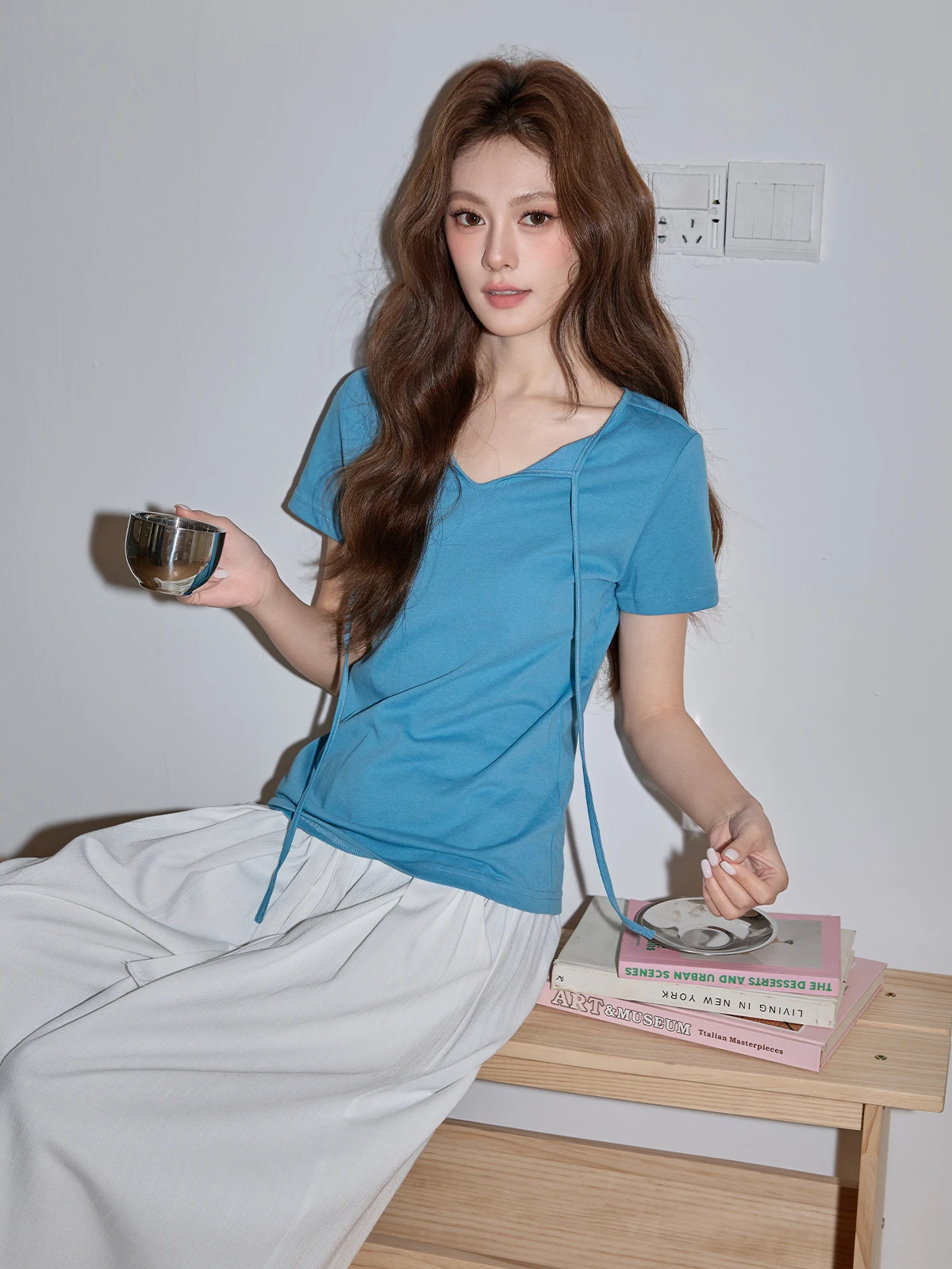 Blue V-Ne ort Sve Slim Fit T-irt Women's Korean Sle Summer New Design Breathable Comfortable Skin-Friendly Top
Blue V-Ne ort Sve Slim Fit T-irt Women's Korean Sle Summer New Design Breathable Comfortable Skin-Friendly Top