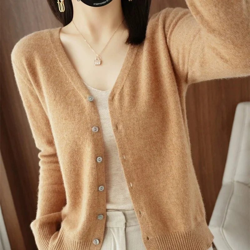 Long-sleeved women's sweater cashmere knitted 100% pure merino wool V-neck cardigan sweater coat in autumn and winter
Long-sleeved women's sweater cashmere knitted 100% pure merino wool V-neck cardigan sweater coat in autumn and winter
