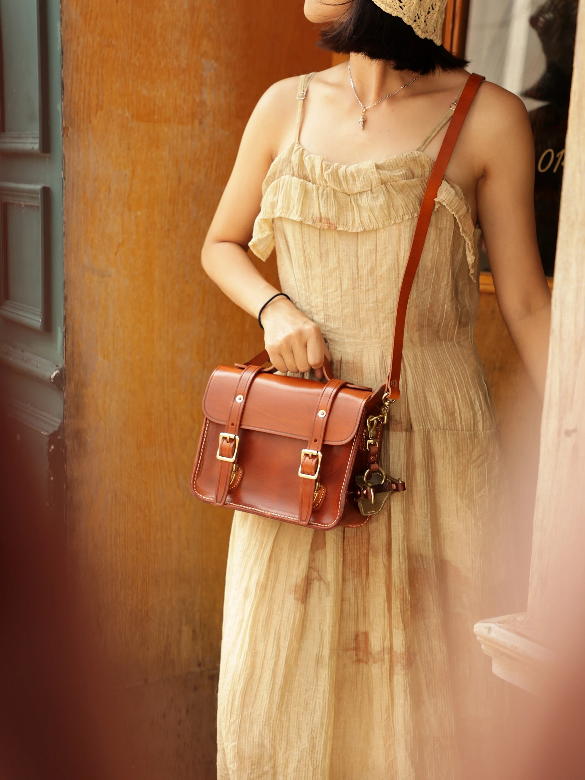 PNDMEhigh-quality heavy vegetable tanned cowhide women's shoulder messenger bag fashion luxury handmade genuine leather handbag
PNDMEhigh-quality heavy vegetable tanned cowhide women's shoulder messenger bag fashion luxury handmade genuine leather handbag