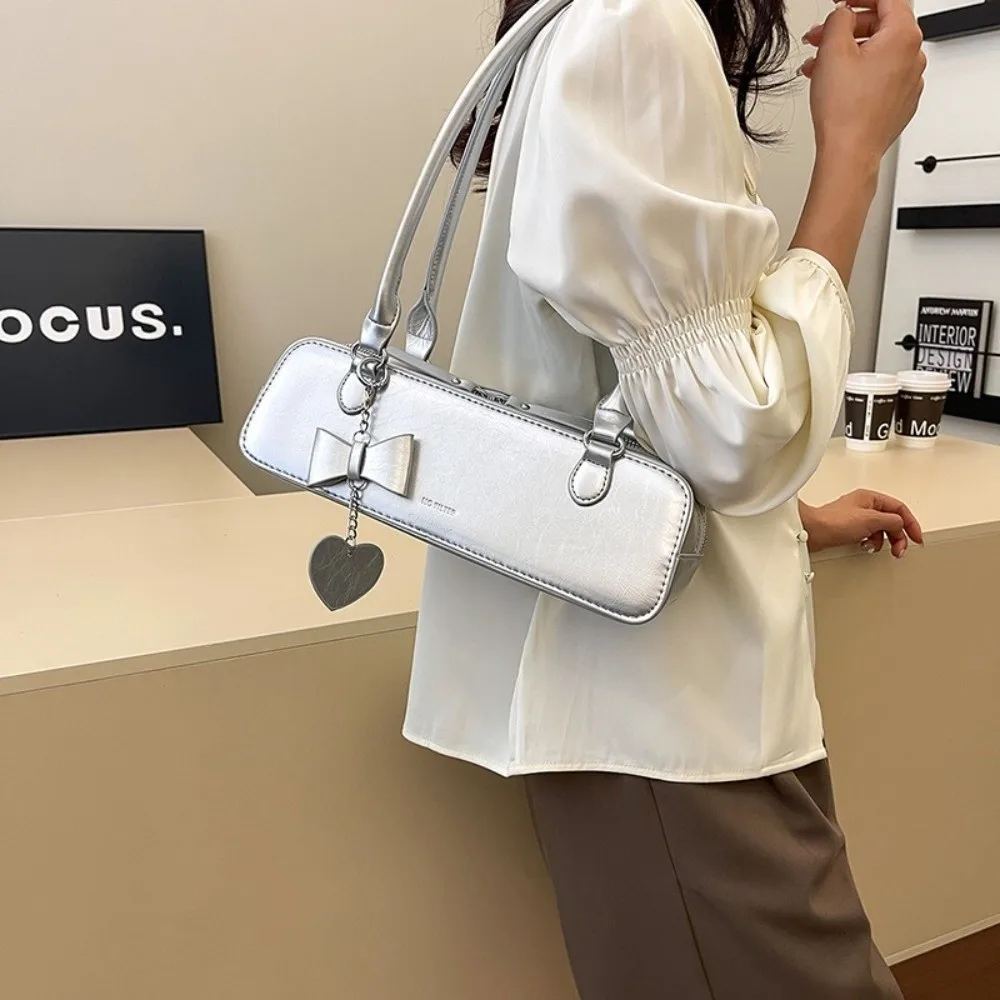 Elegant French Stick Handbag Love Heart Pendant Large Capacity Sweet Armpit Bag Simple Solid Color Underarm Shoulder Bag Daily
Elegant French Stick Handbag Love Heart Pendant Large Capacity Sweet Armpit Bag Simple Solid Color Underarm Shoulder Bag Daily