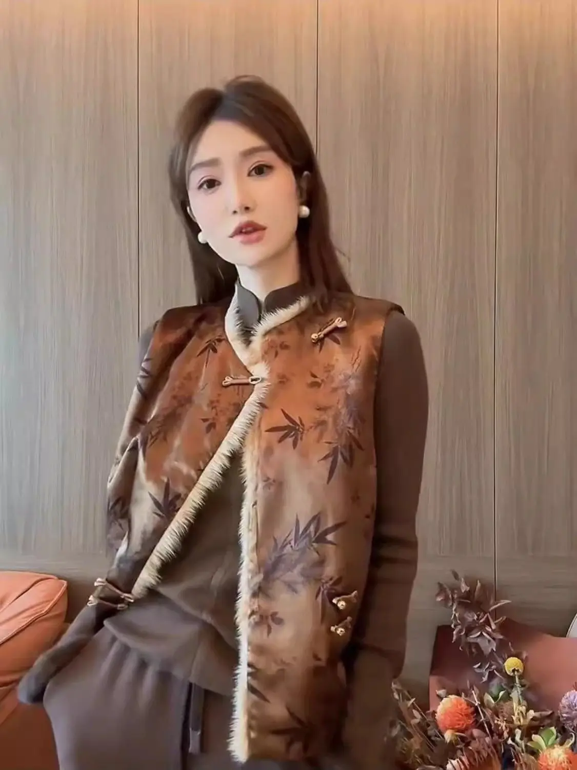 New Chinese Style stand-up Collar Sleeveless Vest Jacket women's Winter New Temperament Versatile Top Daily Improved Vest
New Chinese Style stand-up Collar Sleeveless Vest Jacket women's Winter New Temperament Versatile Top Daily Improved Vest