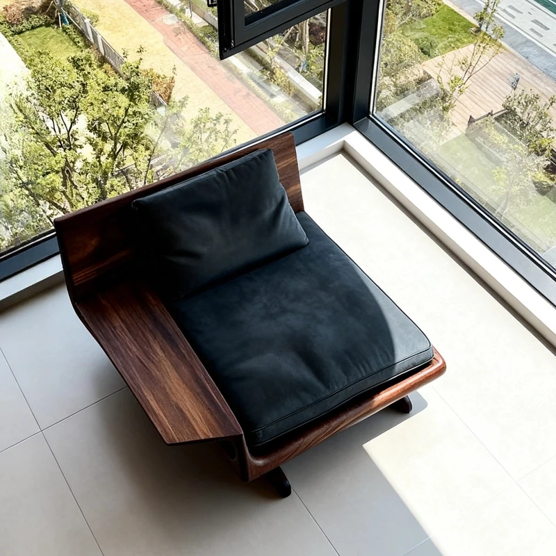 Кресло-софа из массива черного ореха, одноместное, с черной кожаной спинкой.
Кресло-софа из массива черного ореха, одноместное, с черной кожаной спинкой.