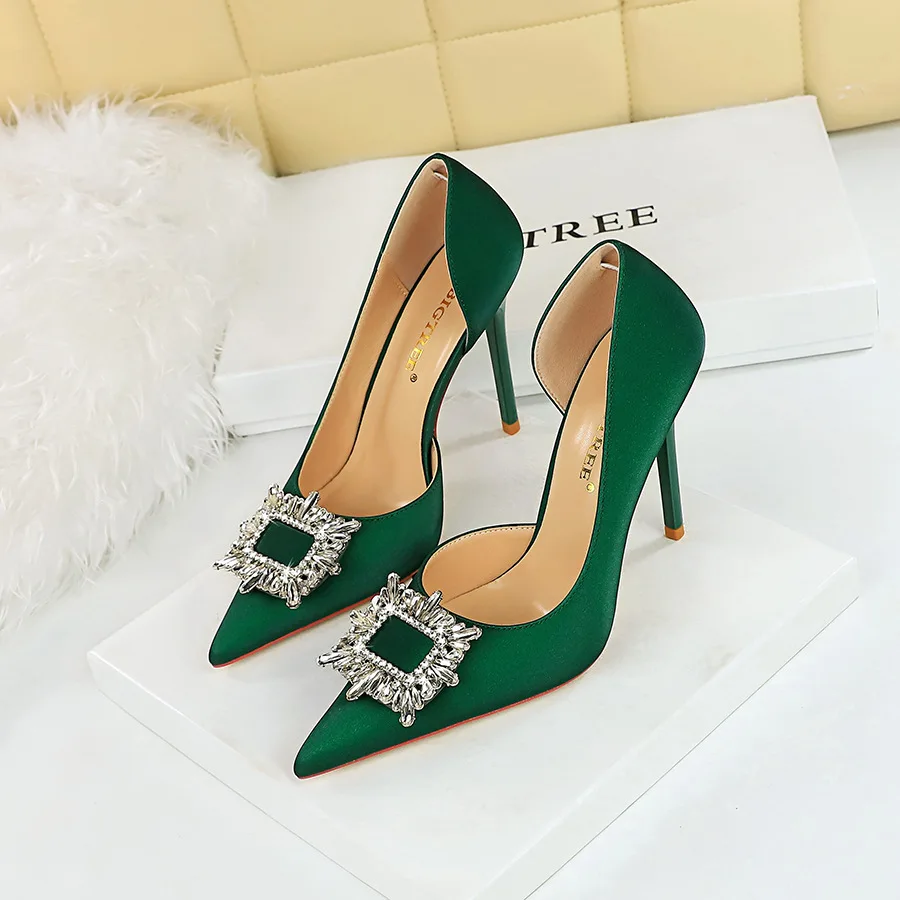 2024 Women's Wind Slim Super High Thin Heel Shallow Mouth Pointed Metal Rhinestone Buckle Side Hollow Single Shoes Wedding Shoes
2024 Women's Wind Slim Super High Thin Heel Shallow Mouth Pointed Metal Rhinestone Buckle Side Hollow Single Shoes Wedding Shoes