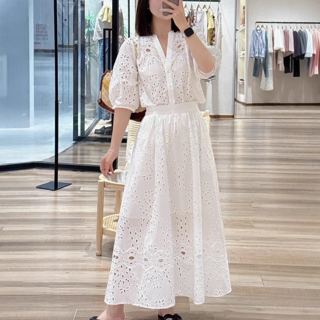 2025 autumn women's casual two-piece suit V-neck hollow loose three-quarter sleeve shirt or elegant mid-length skirt
2025 autumn women's casual two-piece suit V-neck hollow loose three-quarter sleeve shirt or elegant mid-length skirt