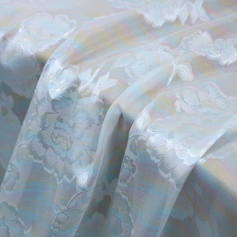 The iridescent and flowing light silk human colored leather blended jacquard fabric has a versatile style
The iridescent and flowing light silk human colored leather blended jacquard fabric has a versatile style