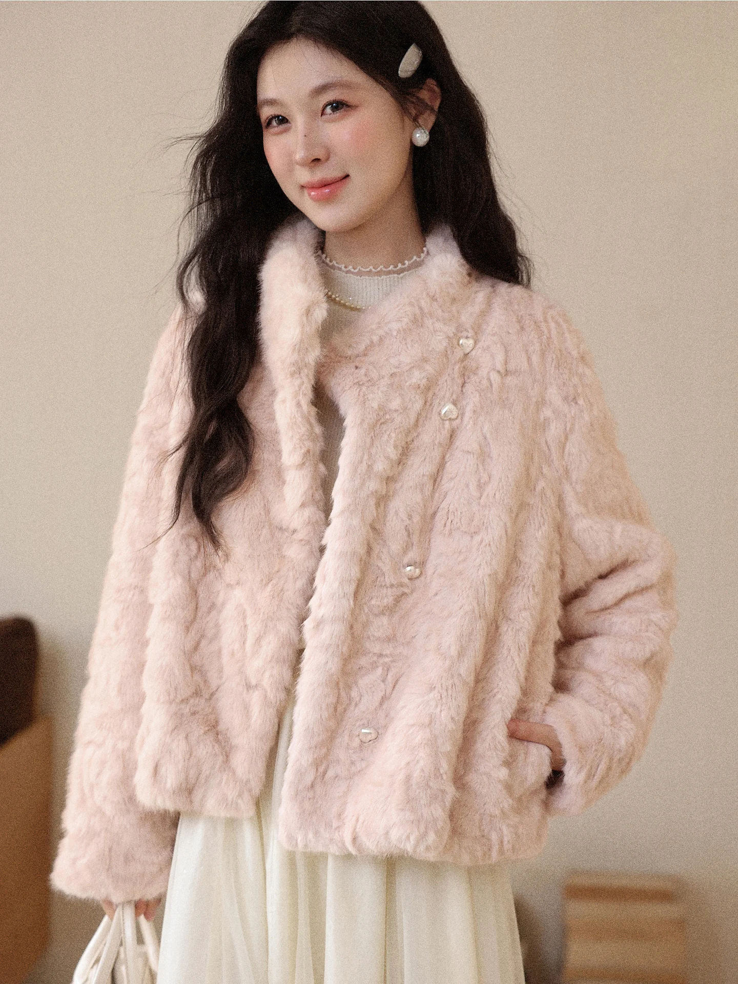 Sweet Pink Heart aped ort Thiened Plu Jaet Women's Winter New Sle Pink Fluffy Coat Warm Loose Fit Button Decor
Sweet Pink Heart aped ort Thiened Plu Jaet Women's Winter New Sle Pink Fluffy Coat Warm Loose Fit Button Decor