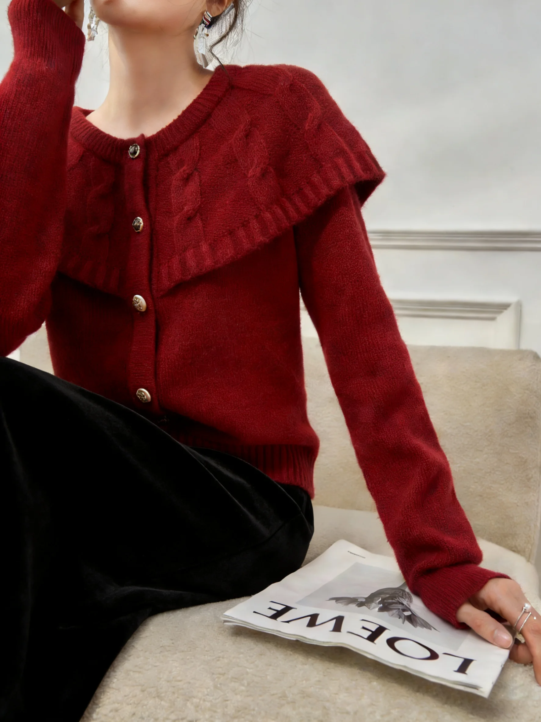 Красный вязаный свитер-имитация двойки для женщин: модный, для повседневной носки, идеально подходит для Нового года и омолаживающего эффекта
Красный вязаный свитер-имитация двойки для женщин: модный, для повседневной носки, идеально подходит для Нового года и омолаживающего эффекта