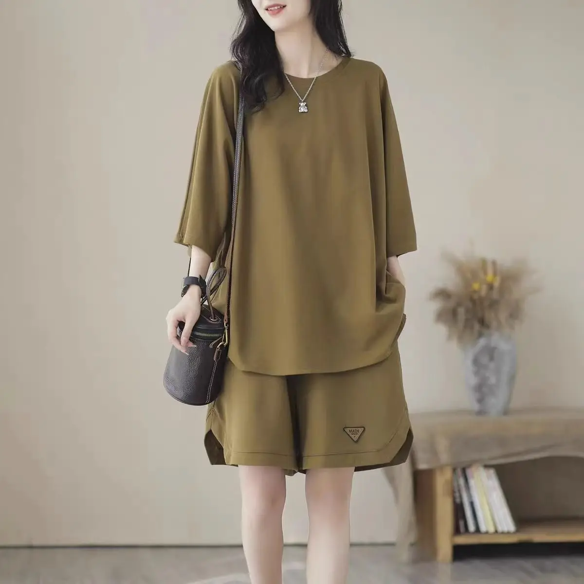 Retro Short Sleeved T-shirt and Wide Leg Shorts Set for Women's Summer Large Size 300 Pounds Fashion Loose Casual Two-piece Set
Retro Short Sleeved T-shirt and Wide Leg Shorts Set for Women's Summer Large Size 300 Pounds Fashion Loose Casual Two-piece Set