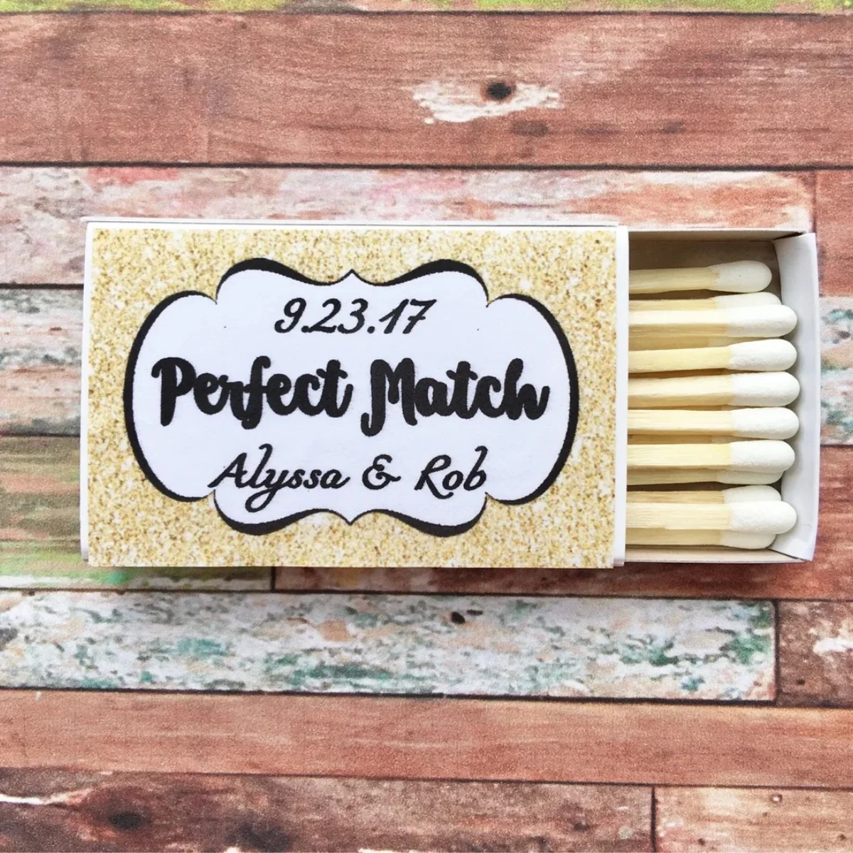 Сувениры для спичек - Сувениры с золотым блеском - Идеальная спичечная коробка - спичечный коробок Made in Heaven - сувениры для свадьбы или душа
Сувениры для спичек - Сувениры с золотым блеском - Идеальная спичечная коробка - спичечный коробок Made in Heaven - сувениры для свадьбы или душа