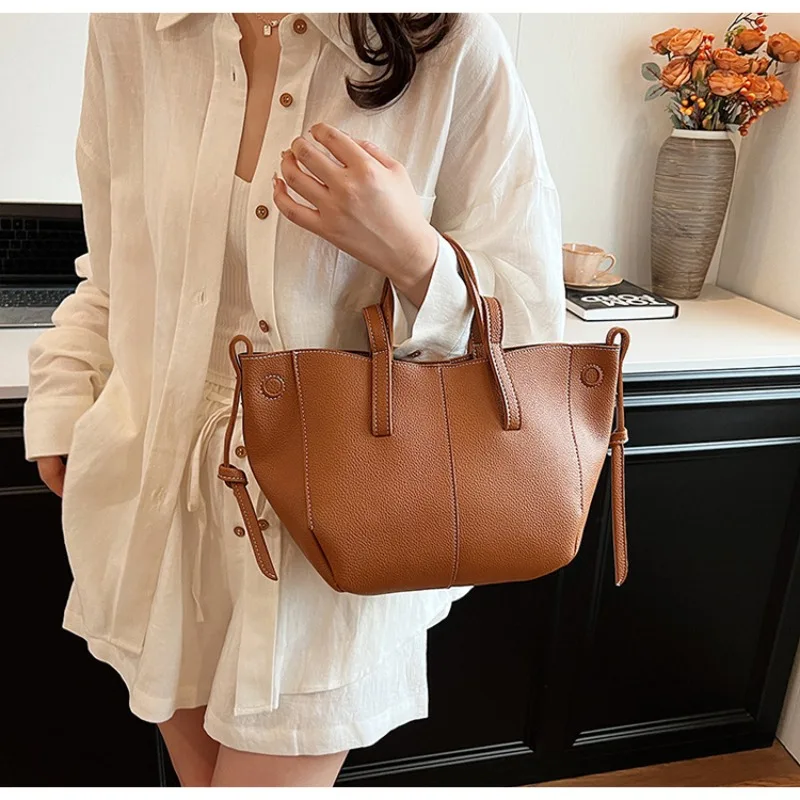 Design Tote Bag Pleated Underarm Bag Trendy Large Capacity Shopping Bag Fashionable Hand-held One-shoulder Commuting Bag
Design Tote Bag Pleated Underarm Bag Trendy Large Capacity Shopping Bag Fashionable Hand-held One-shoulder Commuting Bag