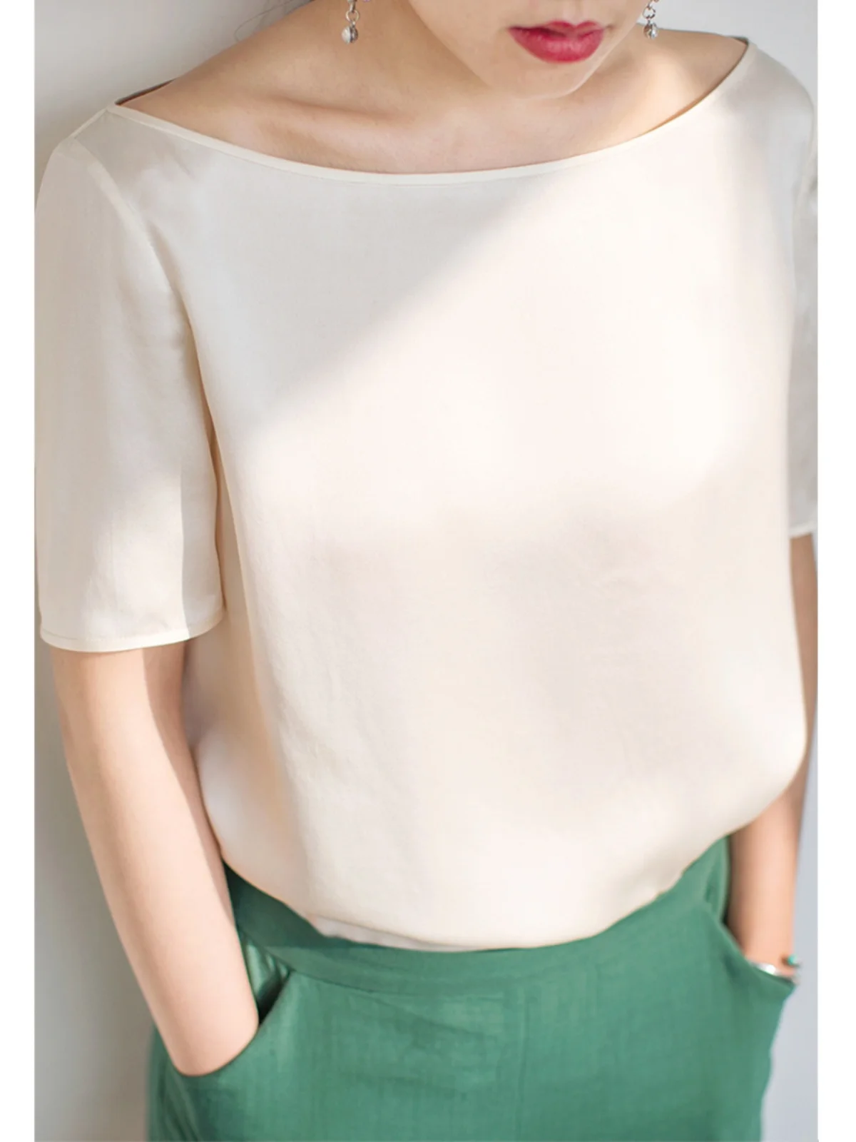 Элегантный шелковый топ на одно плечо из натурального шелка для женщин, оригинальный, скрытая застежка, премиум-качество...
Элегантный шелковый топ на одно плечо из натурального шелка для женщин, оригинальный, скрытая застежка, премиум-качество...