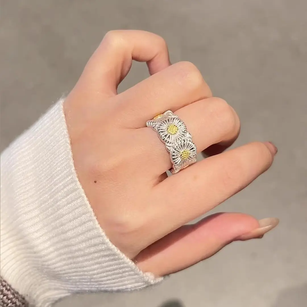 Little Daisy Ring, pure silver, niche design, high-end hip-hop, three flower ins, light luxury, trendy men's and women's rings
Little Daisy Ring, pure silver, niche design, high-end hip-hop, three flower ins, light luxury, trendy men's and women's rings