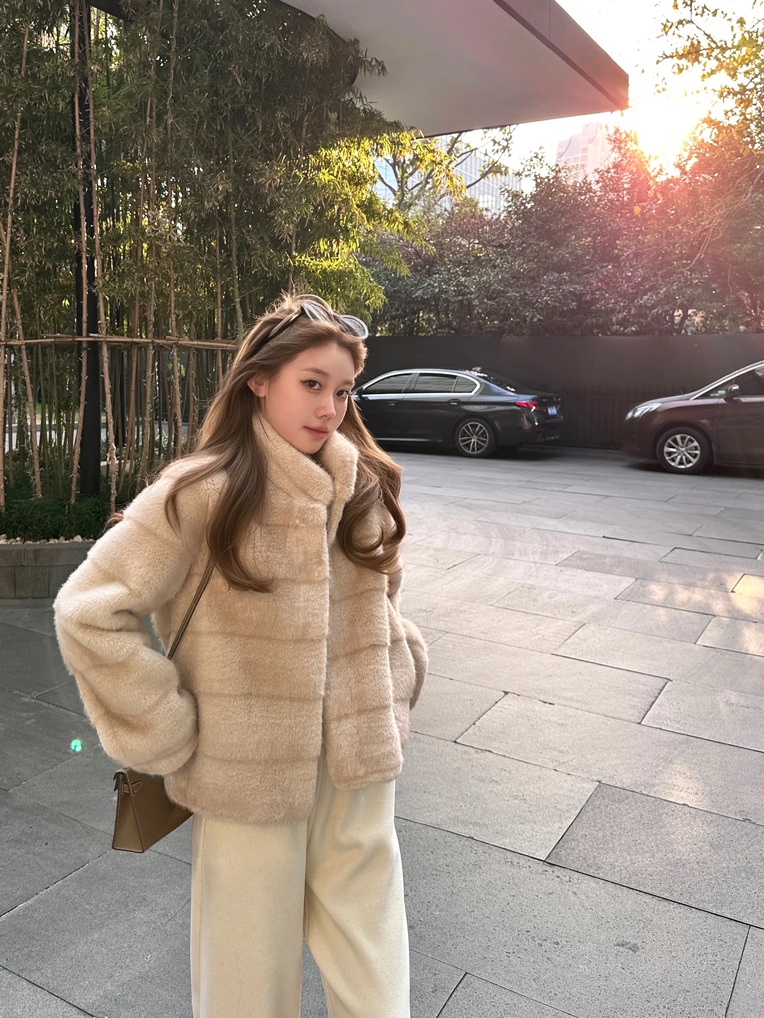 Linyings European Quality Stand Collar Eco-Friendly Mink Fur Coat Women's Double Color Dye Sharp Tip Fur Outerwear Jacket
Linyings European Quality Stand Collar Eco-Friendly Mink Fur Coat Women's Double Color Dye Sharp Tip Fur Outerwear Jacket