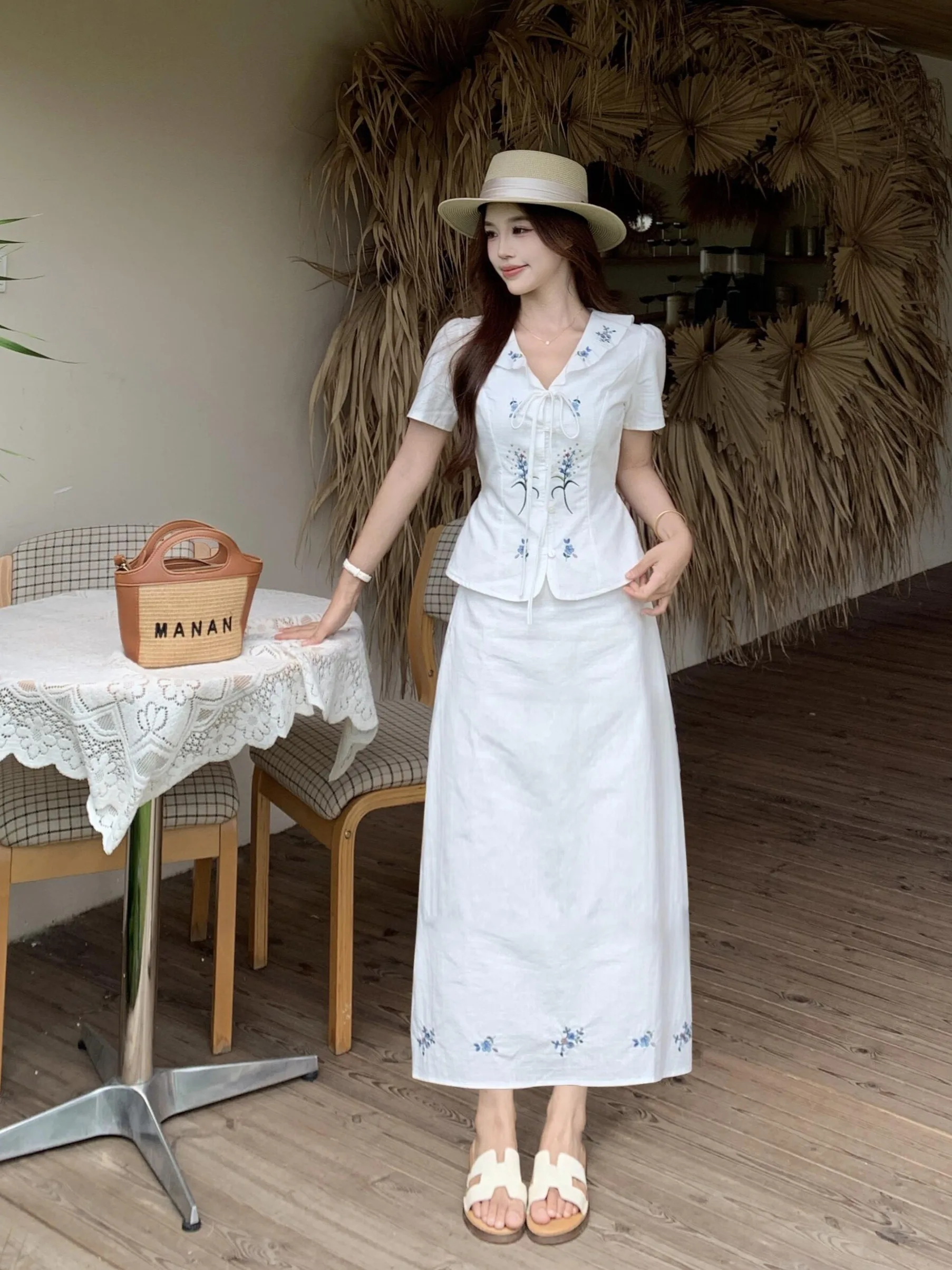 plus Size Fashionable Embroidered Belted V-Neck Short Sleeve Top High Waist Skirt Set Summer New Design Korean Style
plus Size Fashionable Embroidered Belted V-Neck Short Sleeve Top High Waist Skirt Set Summer New Design Korean Style