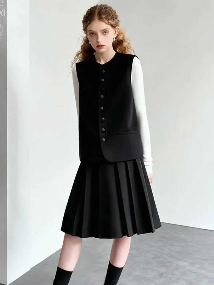 Комплект из шерстяного жилета на одной пуговице и плиссированной юбки Zhuo Chi, осень 2025, новый, свободный крой, черный, модный женский комплект из двух предметов
Комплект из шерстяного жилета на одной пуговице и плиссированной юбки Zhuo Chi, осень 2025, новый, свободный крой, черный, модный женский комплект из двух предметов