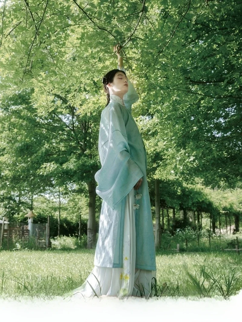 Оригинальная весенне-летняя длинная рубашка Ханьфу в стиле династии Мин с вышивкой, на пуговицах, с вертикальным воротником, с эффектом изменения цвета и тени.
Оригинальная весенне-летняя длинная рубашка Ханьфу в стиле династии Мин с вышивкой, на пуговицах, с вертикальным воротником, с эффектом изменения цвета и тени.