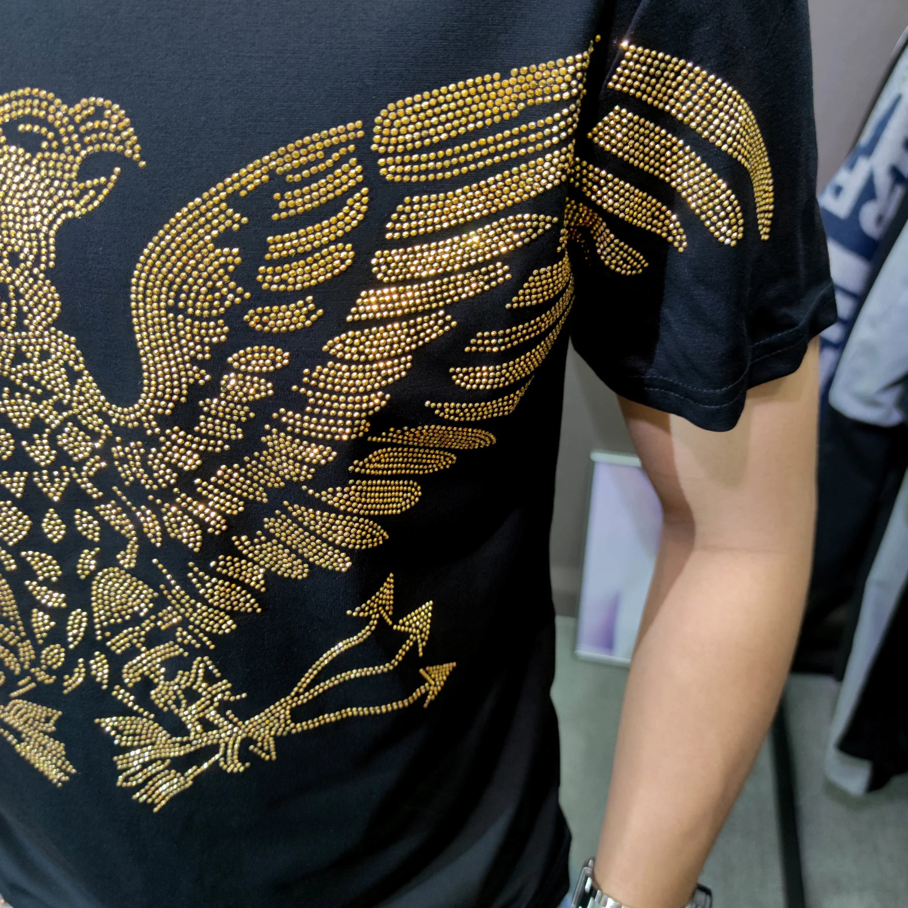 Summer T Shirt 2023 Men Rhinestone Streetwear Luxury Black Gold T-shirt Mens Hip Hop O-Neck Short Sleeve Tshirt For Men Clothing
Summer T Shirt 2023 Men Rhinestone Streetwear Luxury Black Gold T-shirt Mens Hip Hop O-Neck Short Sleeve Tshirt For Men Clothing