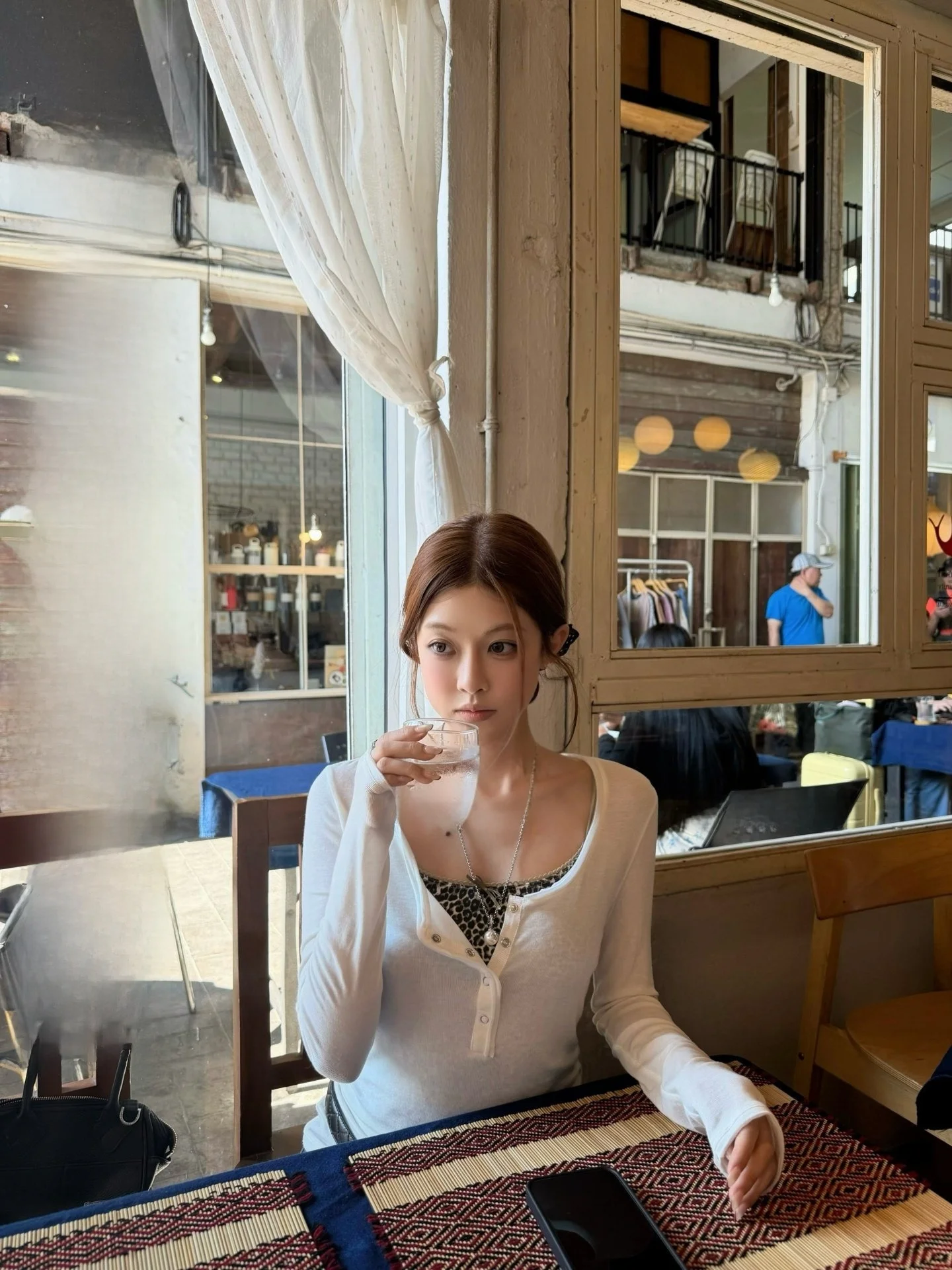 Женская футболка с длинным рукавом и круглым вырезом из смесовой шерсти и шелка, на пуговицах, базовая модель, удобная посадка, для весеннего сезона
Женская футболка с длинным рукавом и круглым вырезом из смесовой шерсти и шелка, на пуговицах, базовая модель, удобная посадка, для весеннего сезона