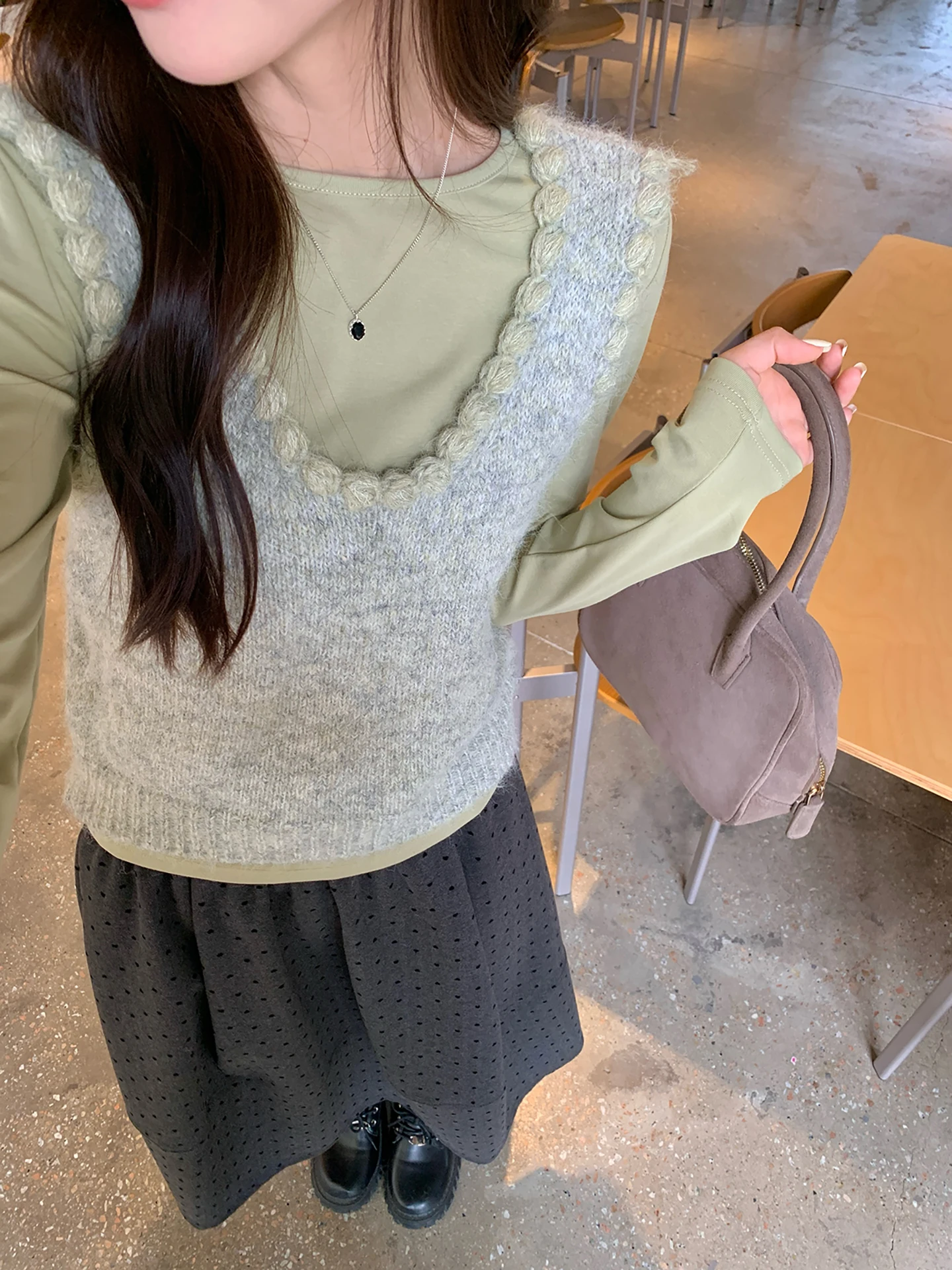 Cheese Rabbit Women's Knitted U-Neck Vest Casual Sleeveless Outerwear Warm Leisure Small-Batch Top Fashion Commute Style
Cheese Rabbit Women's Knitted U-Neck Vest Casual Sleeveless Outerwear Warm Leisure Small-Batch Top Fashion Commute Style