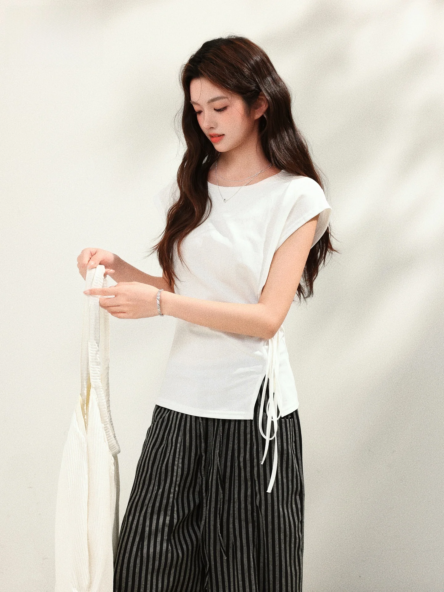 White Casual Korean Style Vest T-Shirt Women's Summer Design Sense Shoulder Bared Top Loose Fit Cotton Nylon Knitted Short Sl...
White Casual Korean Style Vest T-Shirt Women's Summer Design Sense Shoulder Bared Top Loose Fit Cotton Nylon Knitted Short Sl...