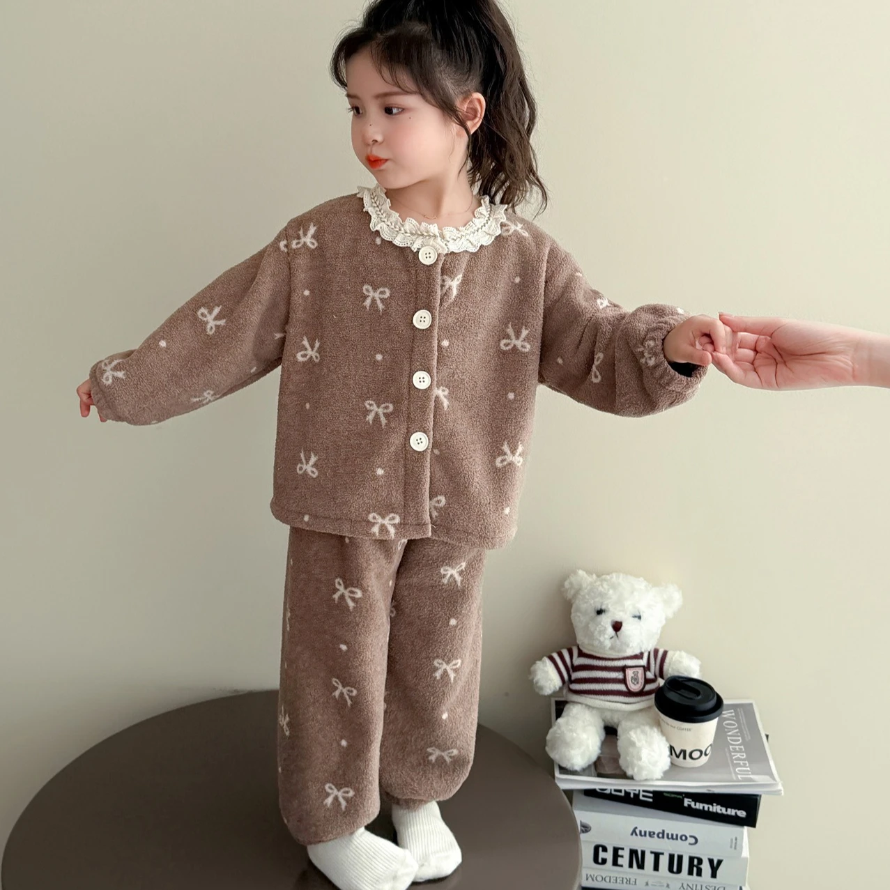 Girls Suit 2025 Autumn and Winter New Children's Clothing Korean Fashion Girl Baby Lace Collar Bow Pajamas Two Sets of Casual
Girls Suit 2025 Autumn and Winter New Children's Clothing Korean Fashion Girl Baby Lace Collar Bow Pajamas Two Sets of Casual