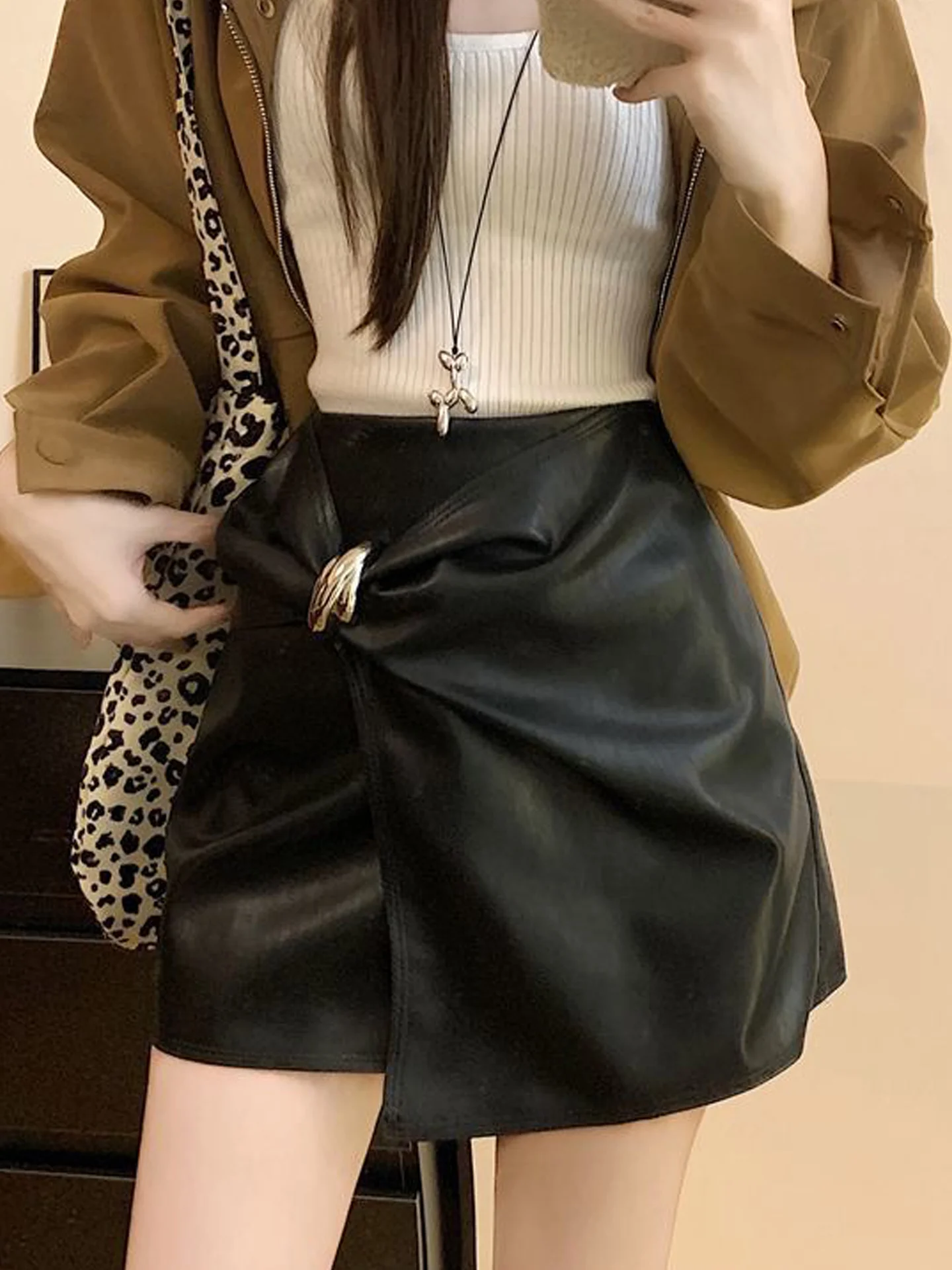 Юбка женская асимметричная из искусственной кожи с высокой талией, облегающая, модная, в корейском стиле, дизайн для стильных девушек
Юбка женская асимметричная из искусственной кожи с высокой талией, облегающая, модная, в корейском стиле, дизайн для стильных девушек