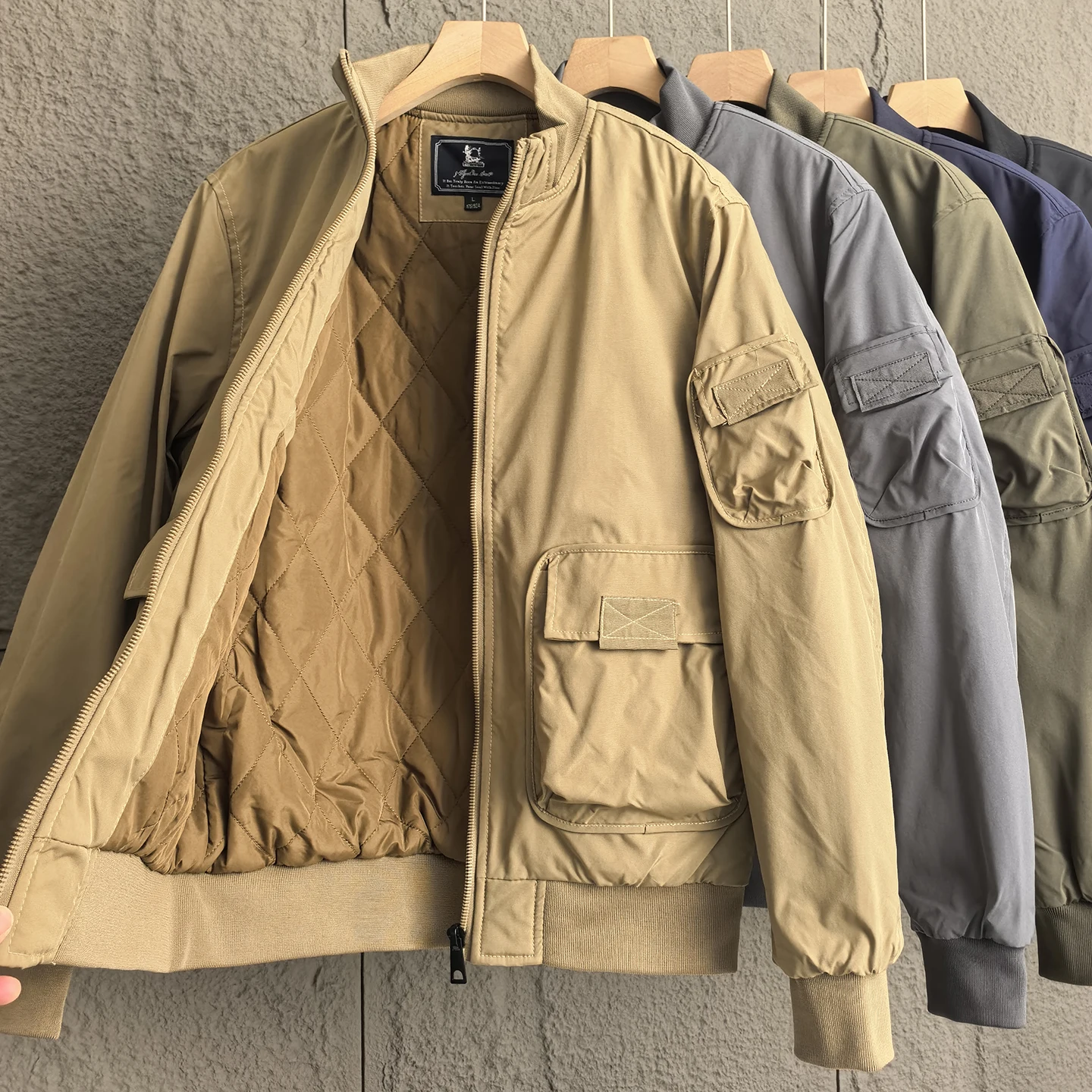 American Retro Thiened Cotton Flight Jaet Men's Loose Workwear Sle Multi-ket Cotton Coat Warm Stand Collar Jaet
American Retro Thiened Cotton Flight Jaet Men's Loose Workwear Sle Multi-ket Cotton Coat Warm Stand Collar Jaet