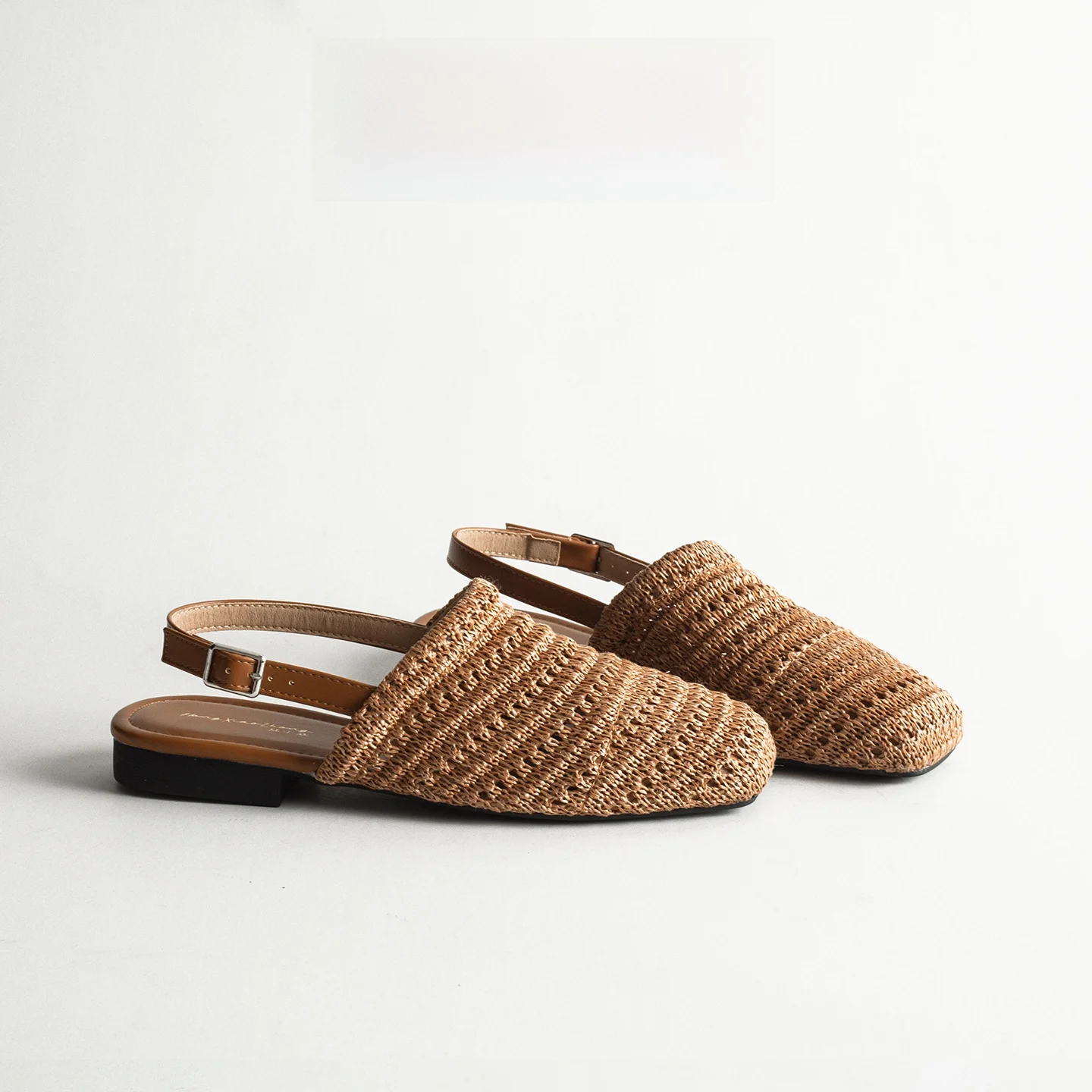 Bohemian Style Linen Woven Breathable Open Toe Semi Slippers Women 2026 New Flat Bottom Outdoor Wear Cool Shoes
Bohemian Style Linen Woven Breathable Open Toe Semi Slippers Women 2026 New Flat Bottom Outdoor Wear Cool Shoes