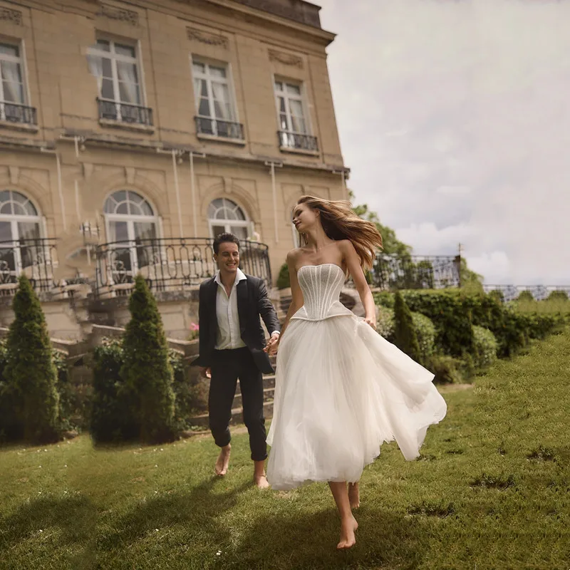Simple A-Line Ivory Tulle Wedding Dress Sexy Strapless Lace Appliques Backless Vintage Sleeveless Mid-calf Gowns 2025 Customized
Simple A-Line Ivory Tulle Wedding Dress Sexy Strapless Lace Appliques Backless Vintage Sleeveless Mid-calf Gowns 2025 Customized