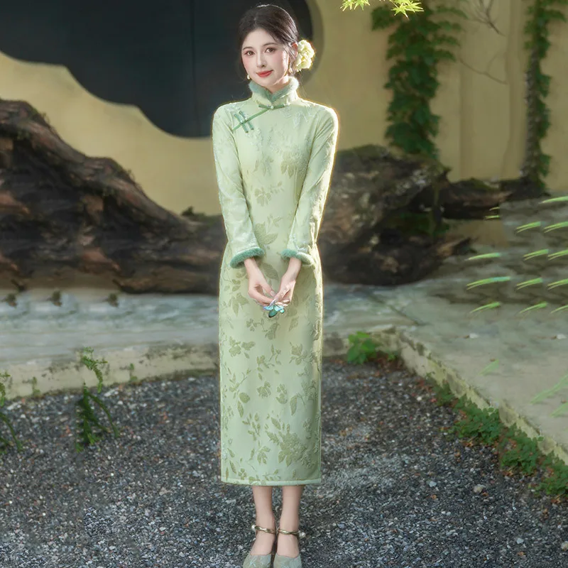 Зеленый толстый жаккардовый Cheongsam в китайском стиле с длинными рукавами, новинка 2025, женское ретро-осень/зима Qipao 
Зеленый толстый жаккардовый Cheongsam в китайском стиле с длинными рукавами, новинка 2025, женское ретро-осень/зима Qipao