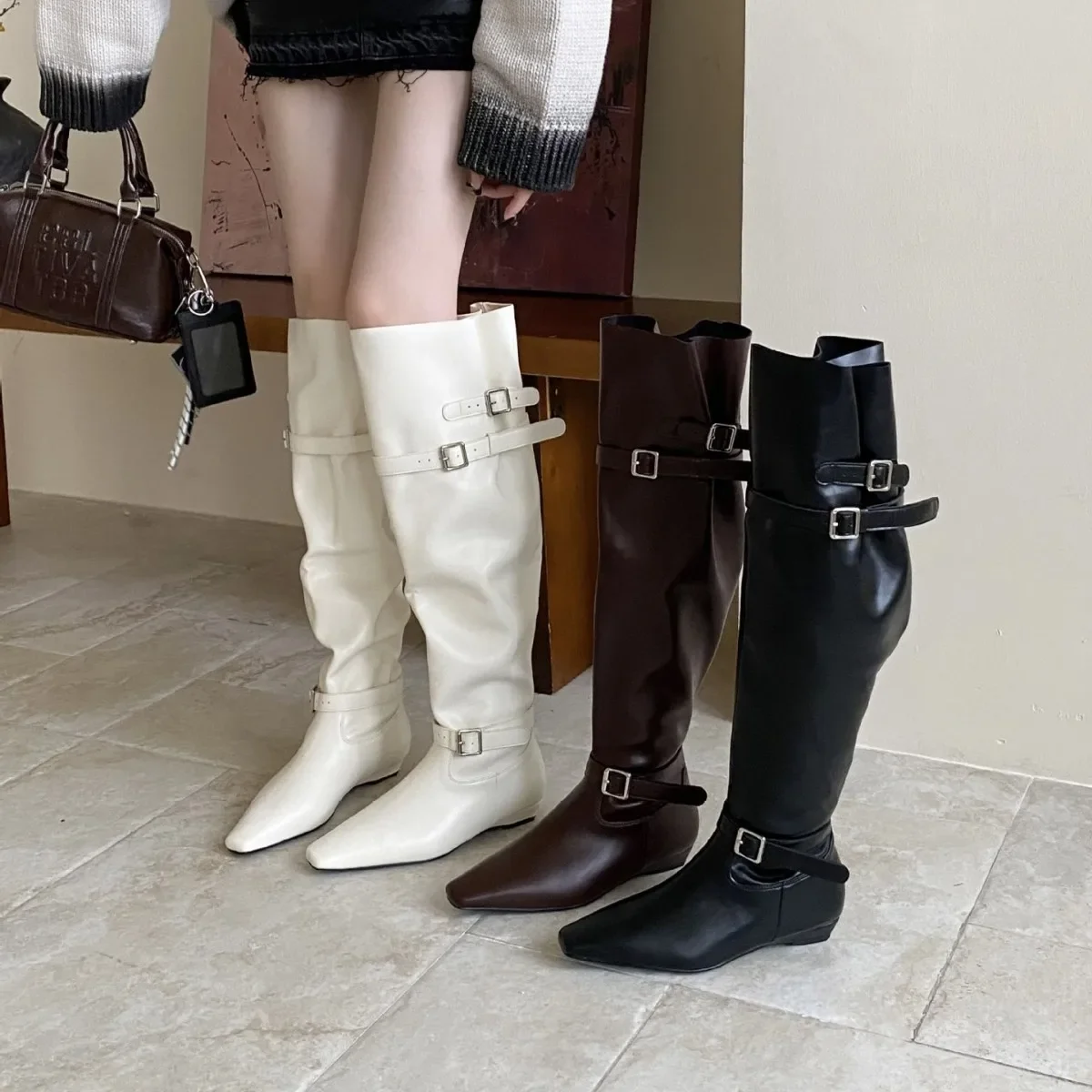 Женские длинные сапоги с большими стенками и заостренной пряжкой на ремне. Высокие женские ботинки на толстом каблуке. Широкие рыцарские сапоги. Уличные повседневные ботинки.
Женские длинные сапоги с большими стенками и заостренной пряжкой на ремне. Высокие женские ботинки на толстом каблуке. Широкие рыцарские сапоги. Уличные повседневные ботинки.