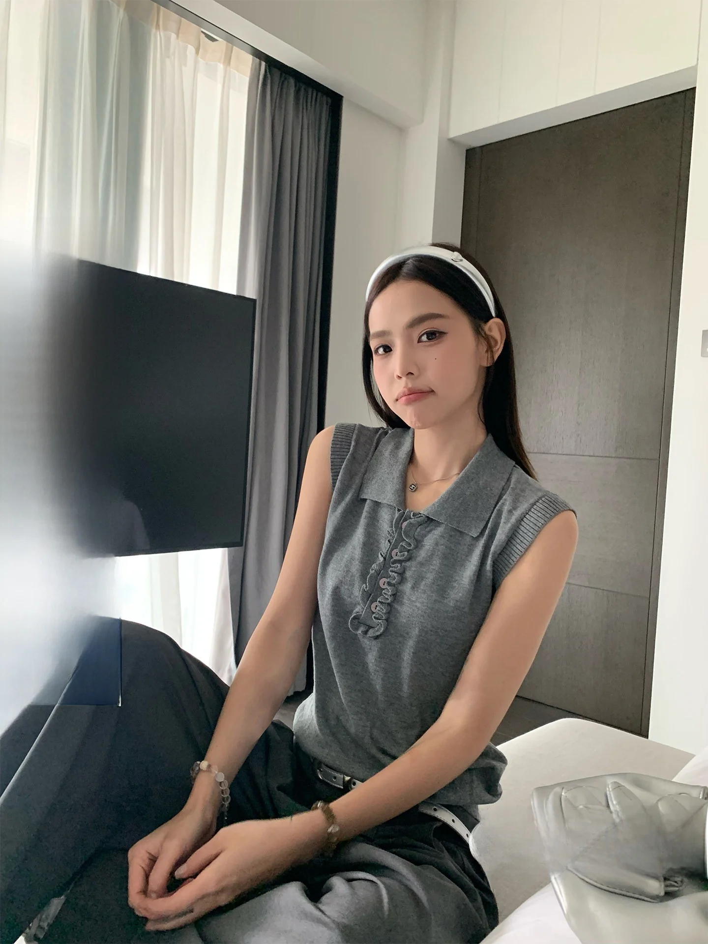 Gray Neck Knitted Vest Women Summer Outerwear New Loose Lace Elegant Sleeveless Top Commute Style Soft Korean Version
Gray Neck Knitted Vest Women Summer Outerwear New Loose Lace Elegant Sleeveless Top Commute Style Soft Korean Version
