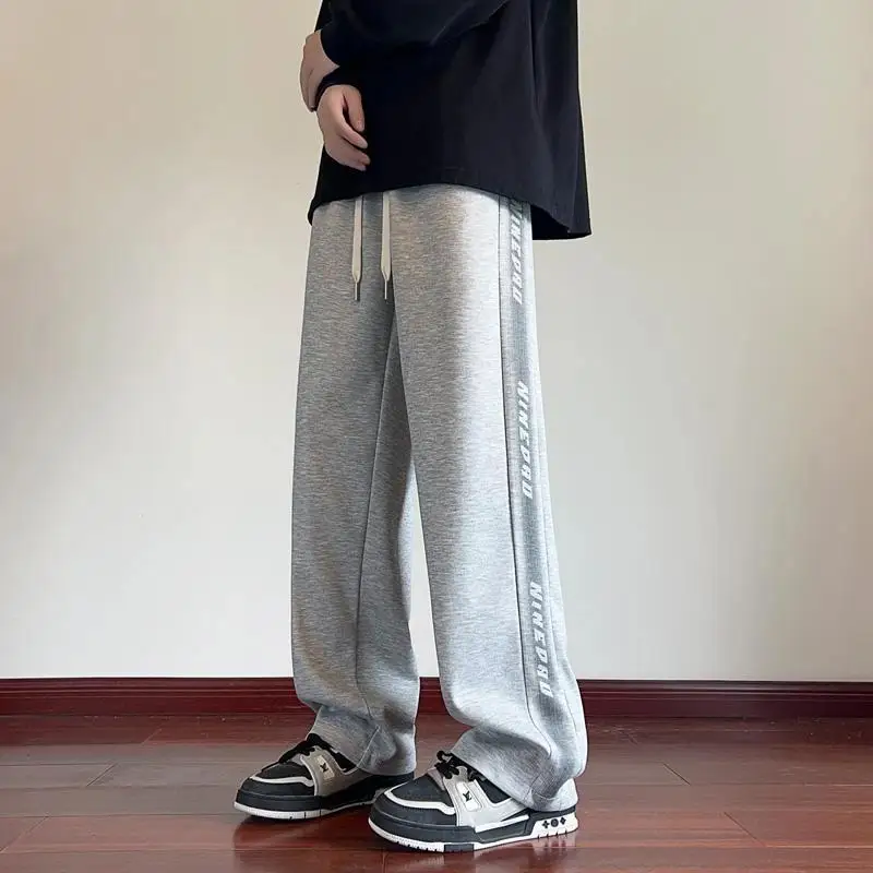 Мужские серые спортивные брюки в американском стиле, весна-лето 2026, новая модель, свободный крой, повседневные, прямые, модные
Мужские серые спортивные брюки в американском стиле, весна-лето 2026, новая модель, свободный крой, повседневные, прямые, модные
