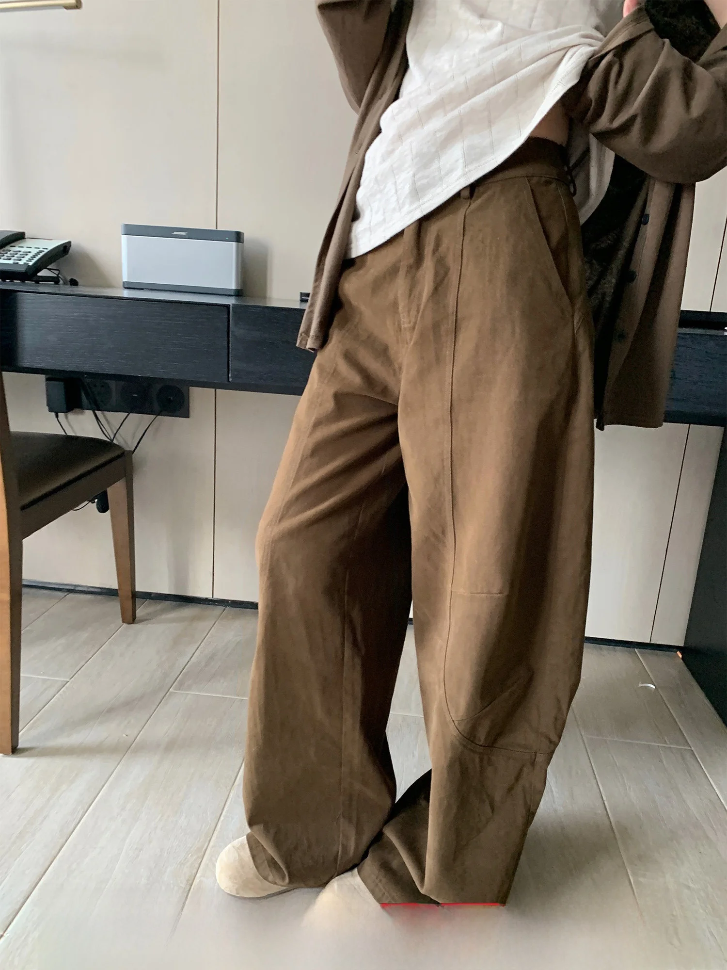 Повседневные широкие брюки для женщин, свободного кроя, удобные, из хлопка, прямого силуэта, винтажные, простой дизайн, однотонные, на молнии
Повседневные широкие брюки для женщин, свободного кроя, удобные, из хлопка, прямого силуэта, винтажные, простой дизайн, однотонные, на молнии