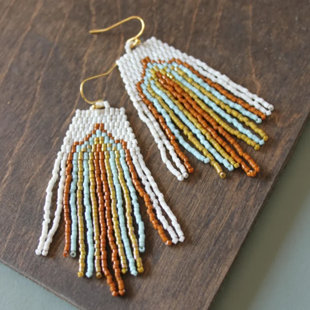 Серьги из рисовых бусин в богемном стиле, универсальный геометрический узор, кисточка, сплав, ретро, индивидуальные, простые, оригинальные серьги ручной работы из бисера
Серьги из рисовых бусин в богемном стиле, универсальный геометрический узор, кисточка, сплав, ретро, индивидуальные, простые, оригинальные серьги ручной работы из бисера