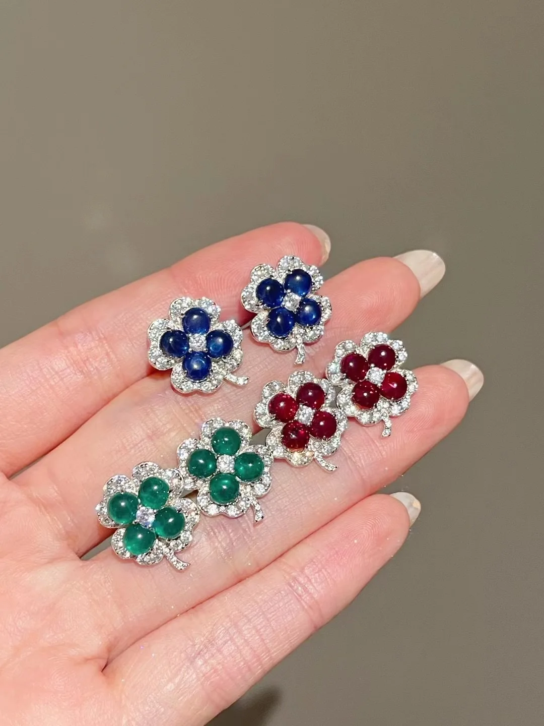 ZOCA 925 Sterling Silver Sweet Elegant Green Red Sapphire Gemstones Earring For women Lucky Flower Earrings Fine Jewelry
ZOCA 925 Sterling Silver Sweet Elegant Green Red Sapphire Gemstones Earring For women Lucky Flower Earrings Fine Jewelry