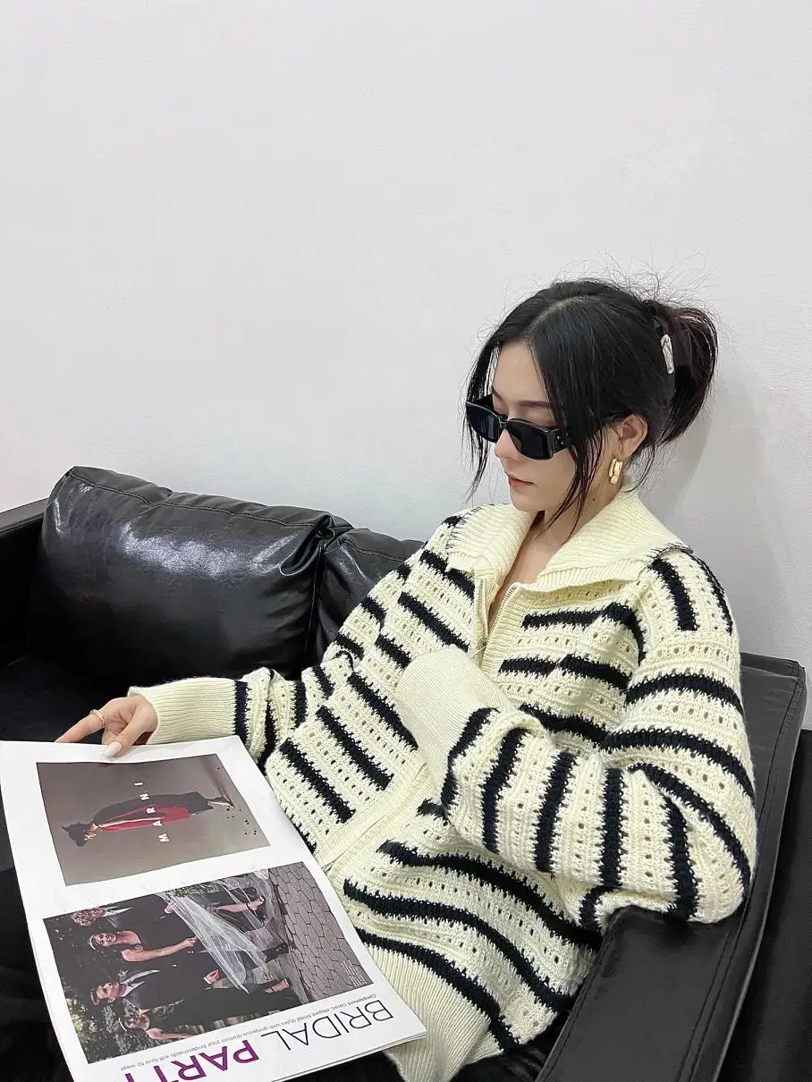 2023 new women's polo knit loose casual casual casual casual double zipper hollow-out stripe long-sleeved shirt
2023 new women's polo knit loose casual casual casual casual double zipper hollow-out stripe long-sleeved shirt