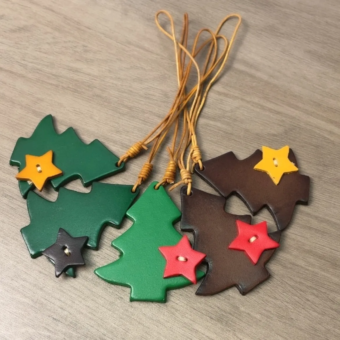 Vintage Leather Christmas Tree Keychain Charm - Handmade Cowhide Bag/Wall/Keys Decor, Retro Holiday Ornament Gift (Genuine Leath
Vintage Leather Christmas Tree Keychain Charm - Handmade Cowhide Bag/Wall/Keys Decor, Retro Holiday Ornament Gift (Genuine Leath