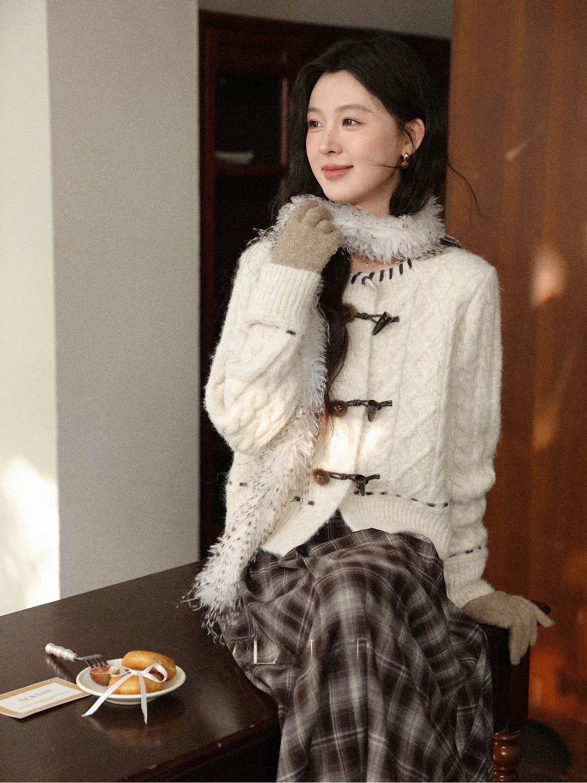 Свободный вязаный свитер с круглым вырезом для женщин, осенне-зимний, модный, элегантный, цвета карамель.
Свободный вязаный свитер с круглым вырезом для женщин, осенне-зимний, модный, элегантный, цвета карамель.