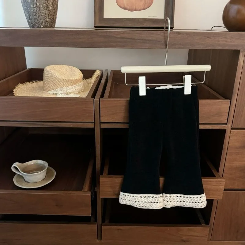 Расклешенные брюки для маленьких девочек, зима 2025 года, кружевные лоскутные утепленные брюки-клеш для маленьких девочек, детские брюки с эластичной резинкой на талии для девочек
Расклешенные брюки для маленьких девочек, зима 2025 года, кружевные лоскутные утепленные брюки-клеш для маленьких девочек, детские брюки с эластичной резинкой на талии для девочек