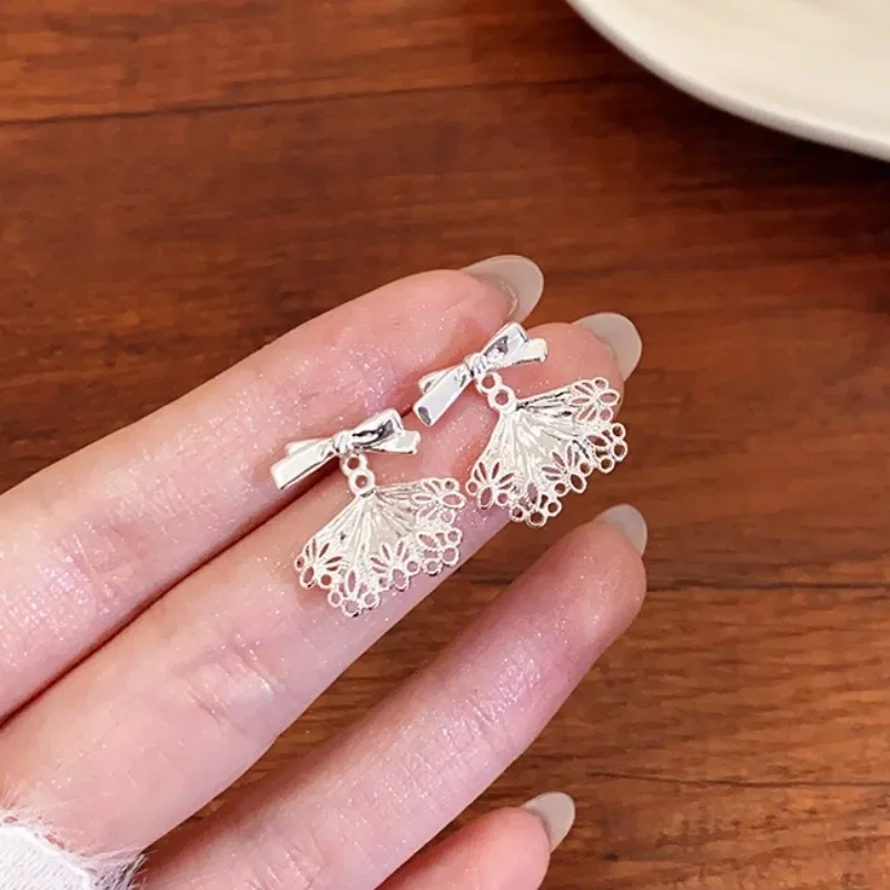 Real 925 Sterling Silver Hollowed Flower Bowknot Stud Earrings for Women Minimalist Cute Fine Jewelry Detachable Accessories
Real 925 Sterling Silver Hollowed Flower Bowknot Stud Earrings for Women Minimalist Cute Fine Jewelry Detachable Accessories