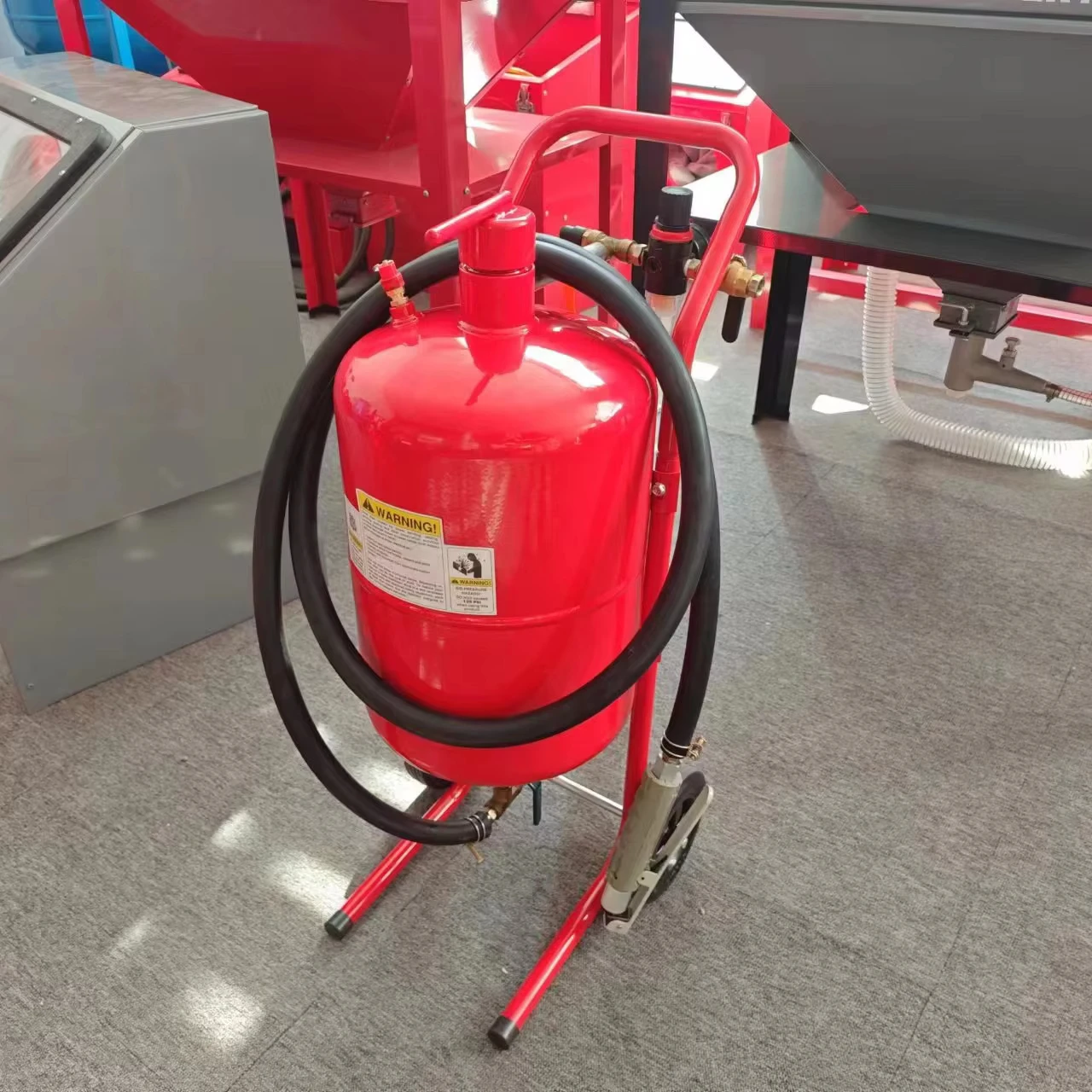 New Design Portable Small SB5-1 5 Gallon Direct Pressure Sandblasting Pot Sandblaster For Rust Removal
New Design Portable Small SB5-1 5 Gallon Direct Pressure Sandblasting Pot Sandblaster For Rust Removal