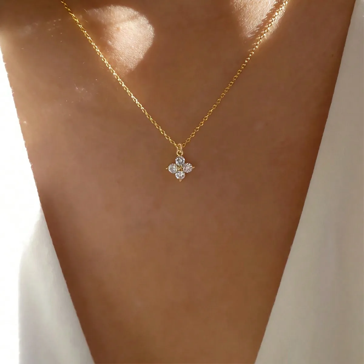 Rhinestone Flower Pendant Necklace for Women, Valentine's Day or Mother's Day Gift
Rhinestone Flower Pendant Necklace for Women, Valentine's Day or Mother's Day Gift