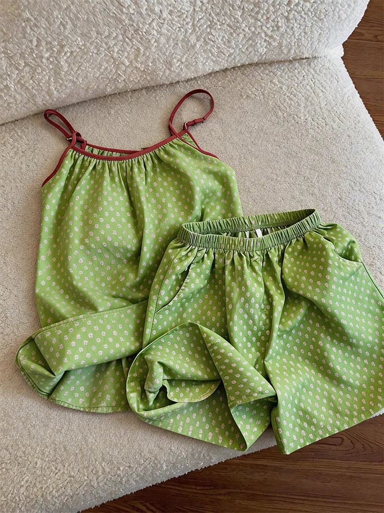 Women's Green Floral Pajamas 2Pcs Set With Bra Pad Summer Contrast Color Spaghetti Strap Tops And Thin Shorts Loungewear
Women's Green Floral Pajamas 2Pcs Set With Bra Pad Summer Contrast Color Spaghetti Strap Tops And Thin Shorts Loungewear
