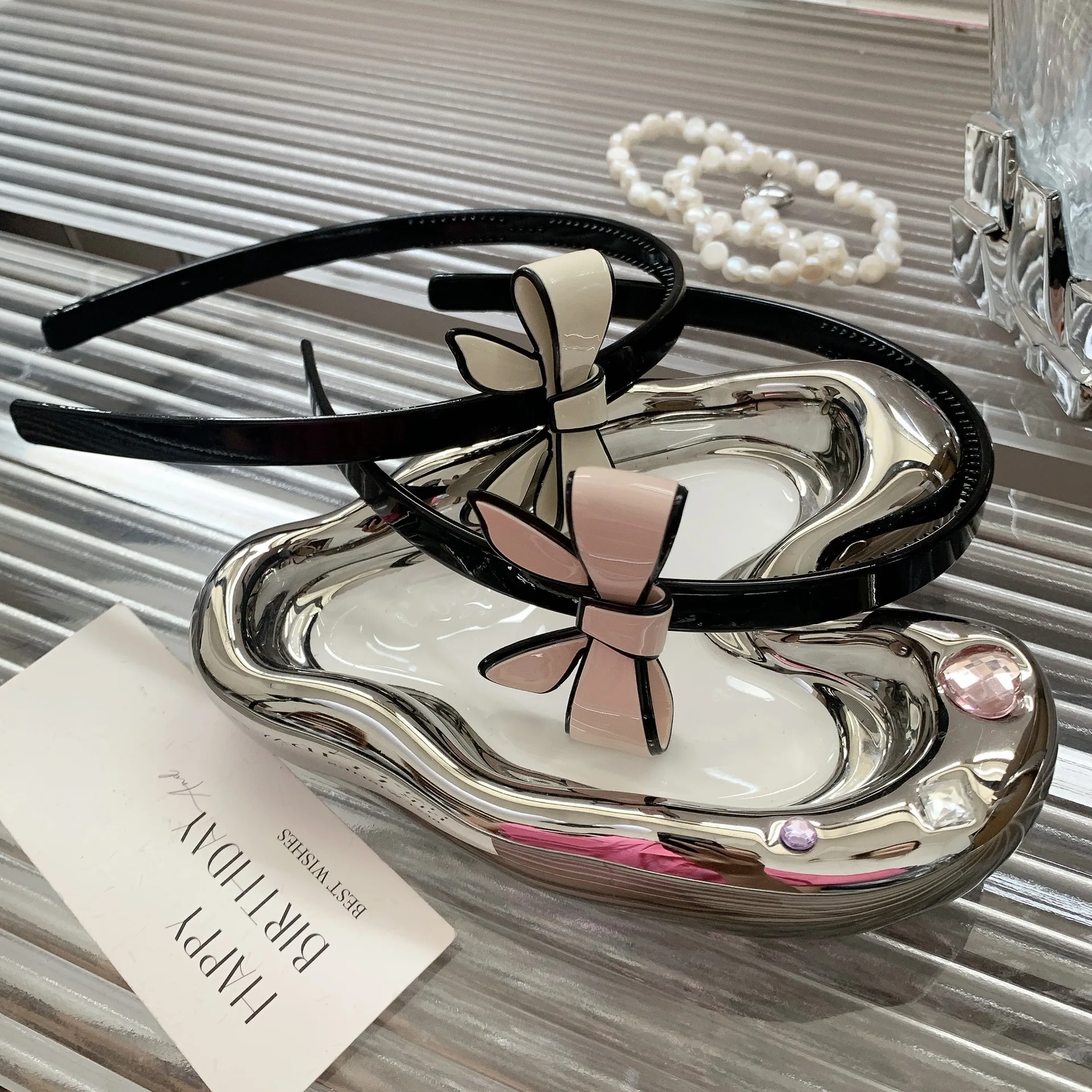 Rose Story Exquisite Bow Alexander Same Style Headband Hair Accessories High-end Pressed Hair Headband
Rose Story Exquisite Bow Alexander Same Style Headband Hair Accessories High-end Pressed Hair Headband