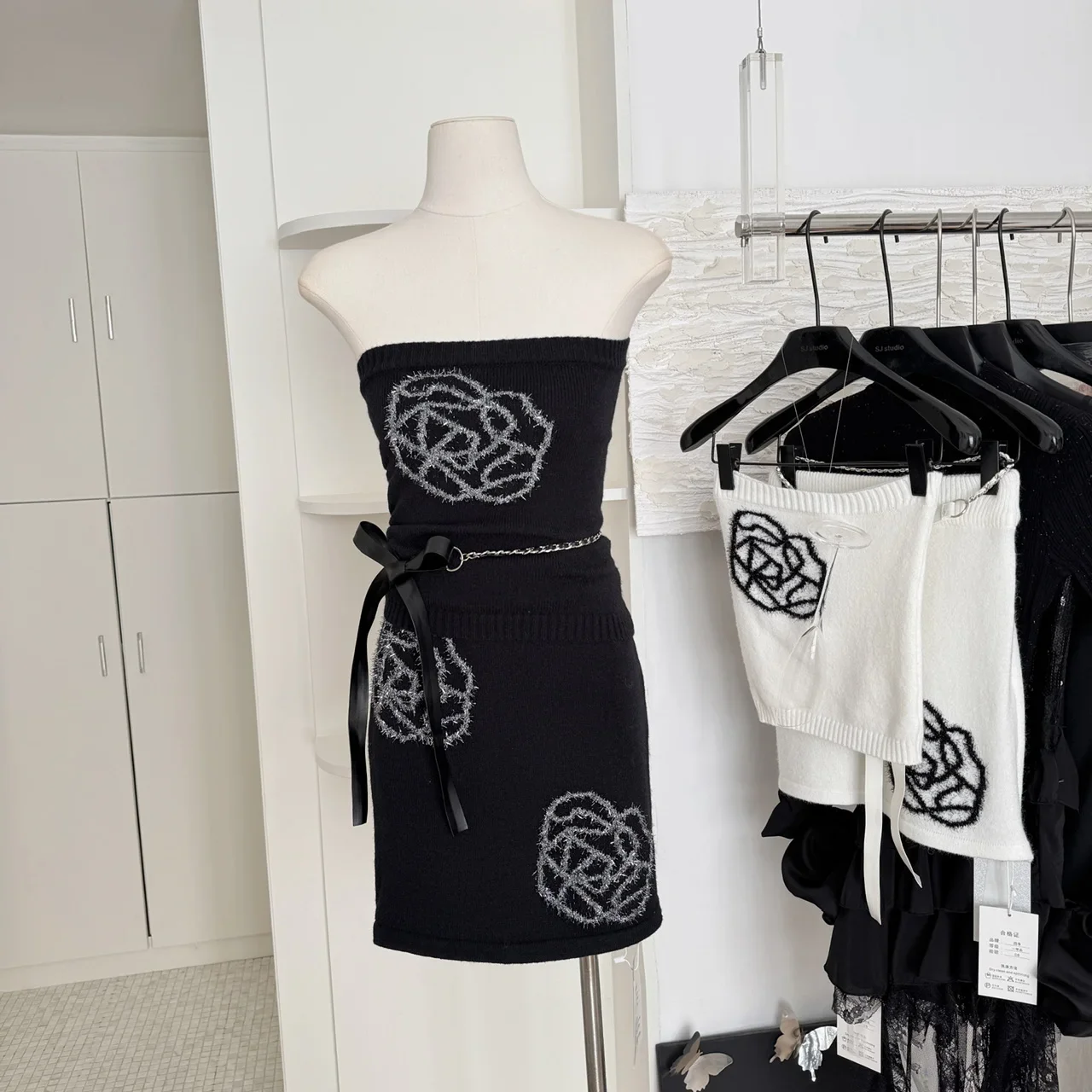 Korean Sweet Sexy Backless Rose Jacquard Two Pieces Skirt Bandage Set 2025 Spring Celebrity Designer Fashion Knitted Women's Set
Korean Sweet Sexy Backless Rose Jacquard Two Pieces Skirt Bandage Set 2025 Spring Celebrity Designer Fashion Knitted Women's Set