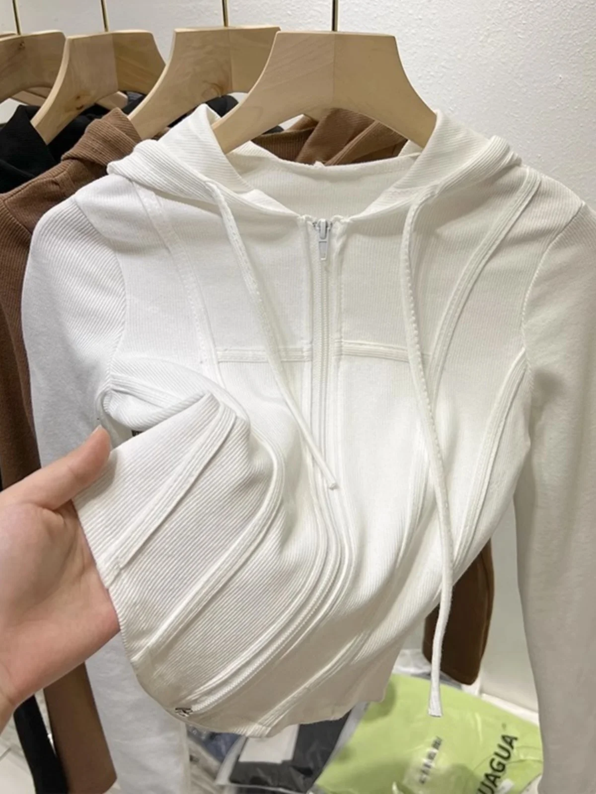 American Style Spicy Girl Hooded Zipper Sweatshirt Cardigan Women's Autumn Slim Sports Jacket Spring Short Tight Fishbone Top
American Style Spicy Girl Hooded Zipper Sweatshirt Cardigan Women's Autumn Slim Sports Jacket Spring Short Tight Fishbone Top