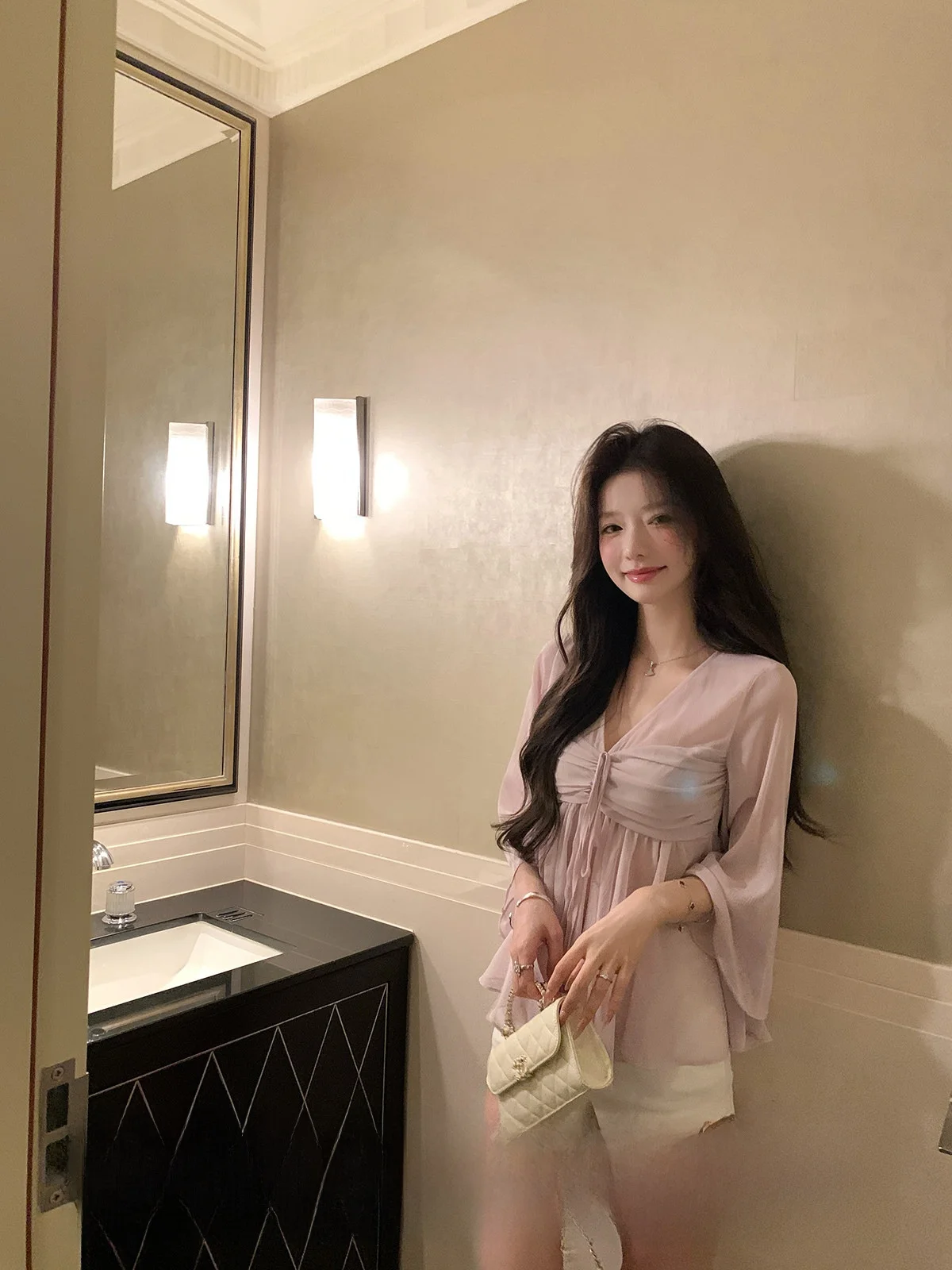 Yoyozhang Berlin Daydream Gentle Wind Chiffon Shirt Women Summer Bell Sleeve V-neck Top Korean Style Loose Fit Long Sleeve
Yoyozhang Berlin Daydream Gentle Wind Chiffon Shirt Women Summer Bell Sleeve V-neck Top Korean Style Loose Fit Long Sleeve