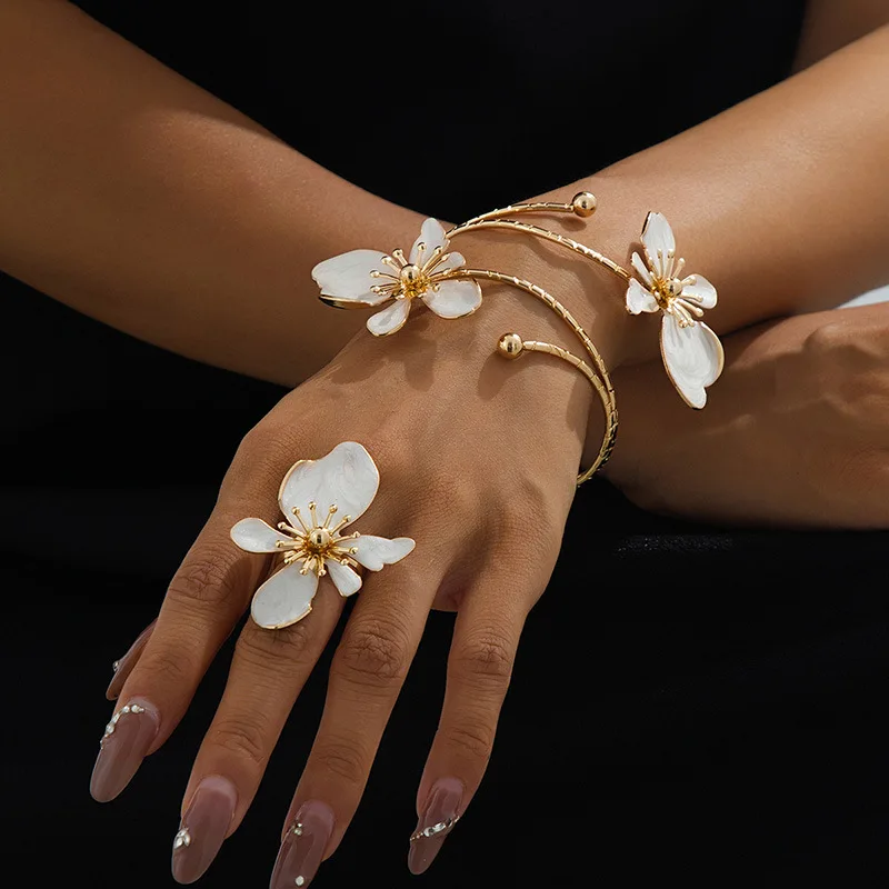 Personalized Elegant Flower Opening Adjustable Bracelet Rings Sets for Women Suitable for Holiday Party Fashion Jewelry Wear
Personalized Elegant Flower Opening Adjustable Bracelet Rings Sets for Women Suitable for Holiday Party Fashion Jewelry Wear