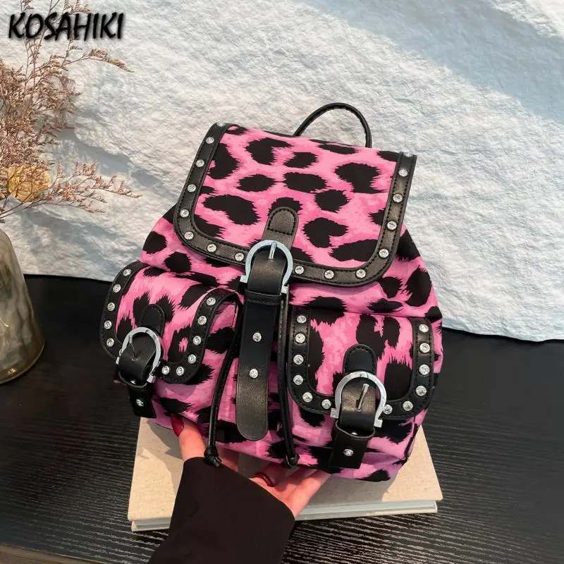 Модные рюкзаки с эстетическими заклепками Y2k, уличная одежда, Harajuku, леопардовый повседневный дорожный рюкзак, винтажные универсальные школьные ранцы в консервативном стиле Ins
Модные рюкзаки с эстетическими заклепками Y2k, уличная одежда, Harajuku, леопардовый повседневный дорожный рюкзак, винтажные универсальные школьные ранцы в консервативном стиле Ins